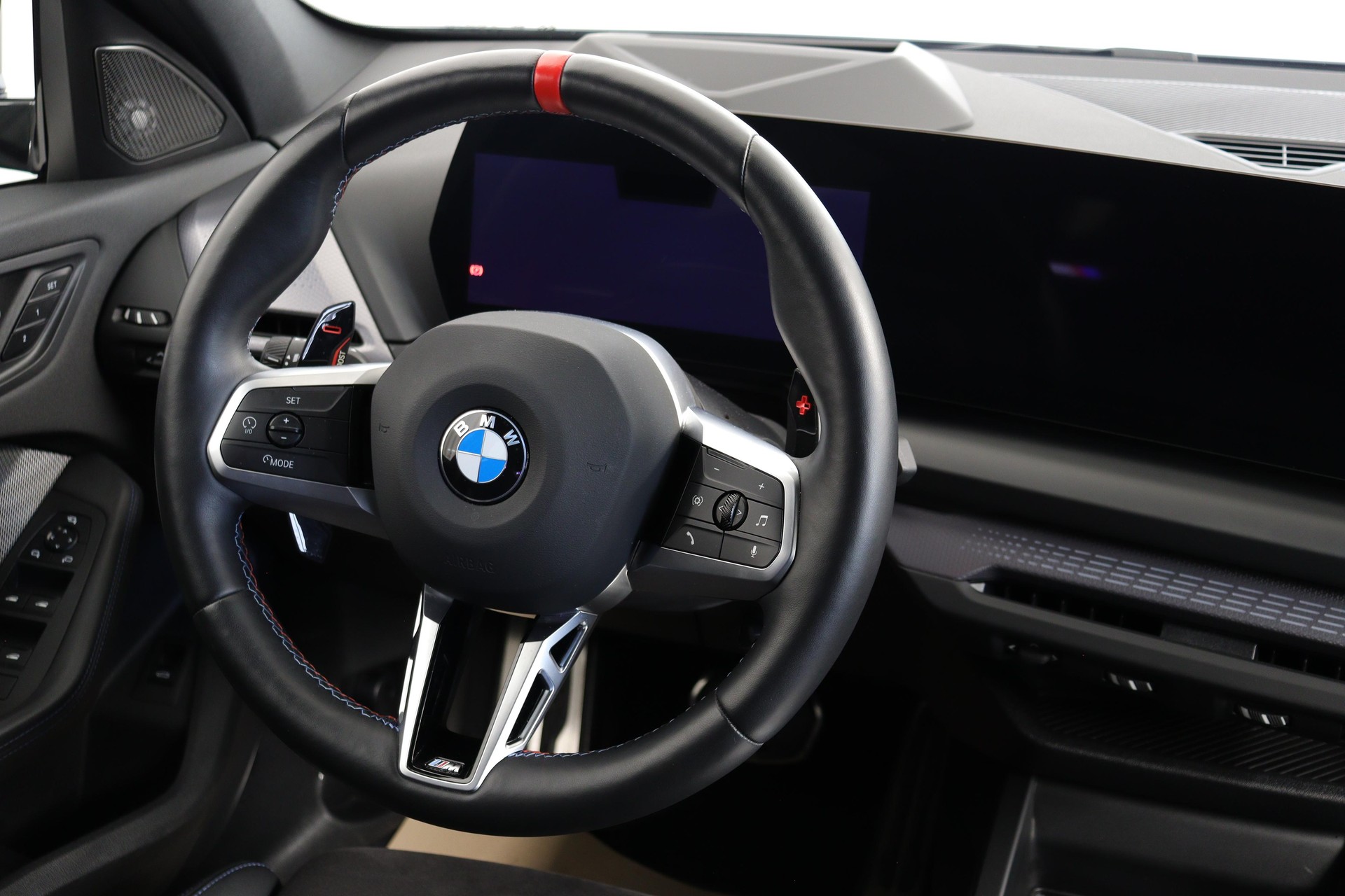 BMW M135i xDrive-showroom-element-2
