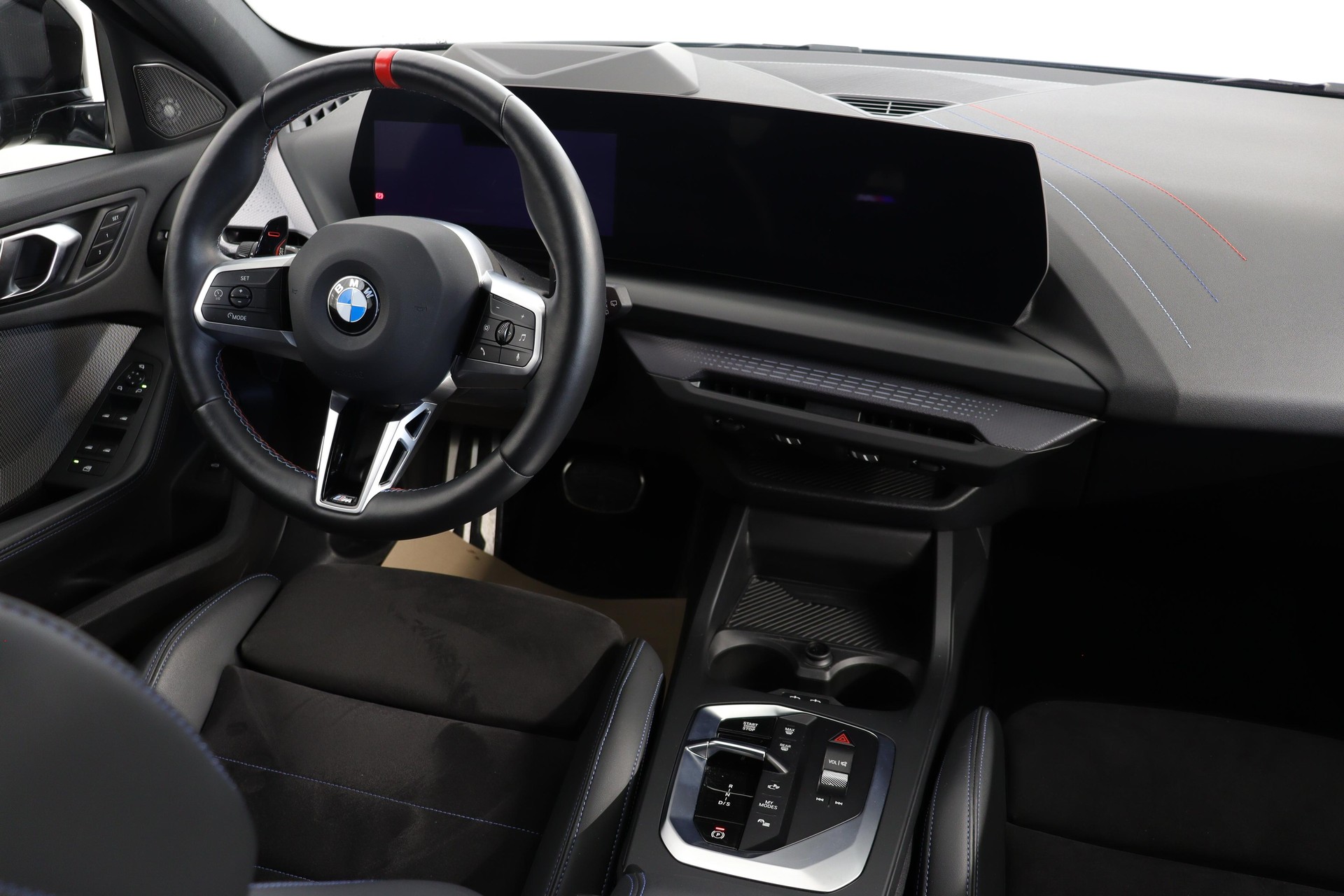 BMW M135i xDrive-showroom-element-1