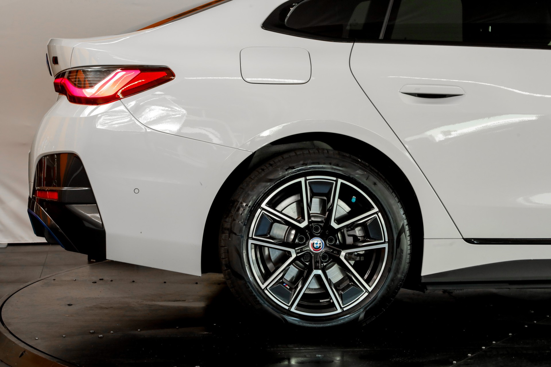 BMW i4 eDrive 35 M Sport Pro-image-8