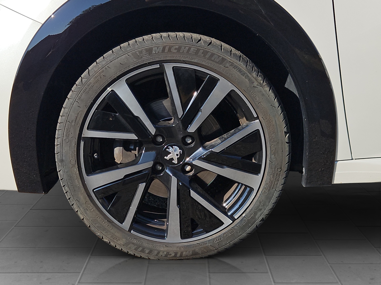 PEUGEOT 208 1.2 PureTech GT Pack-showroom-element-3