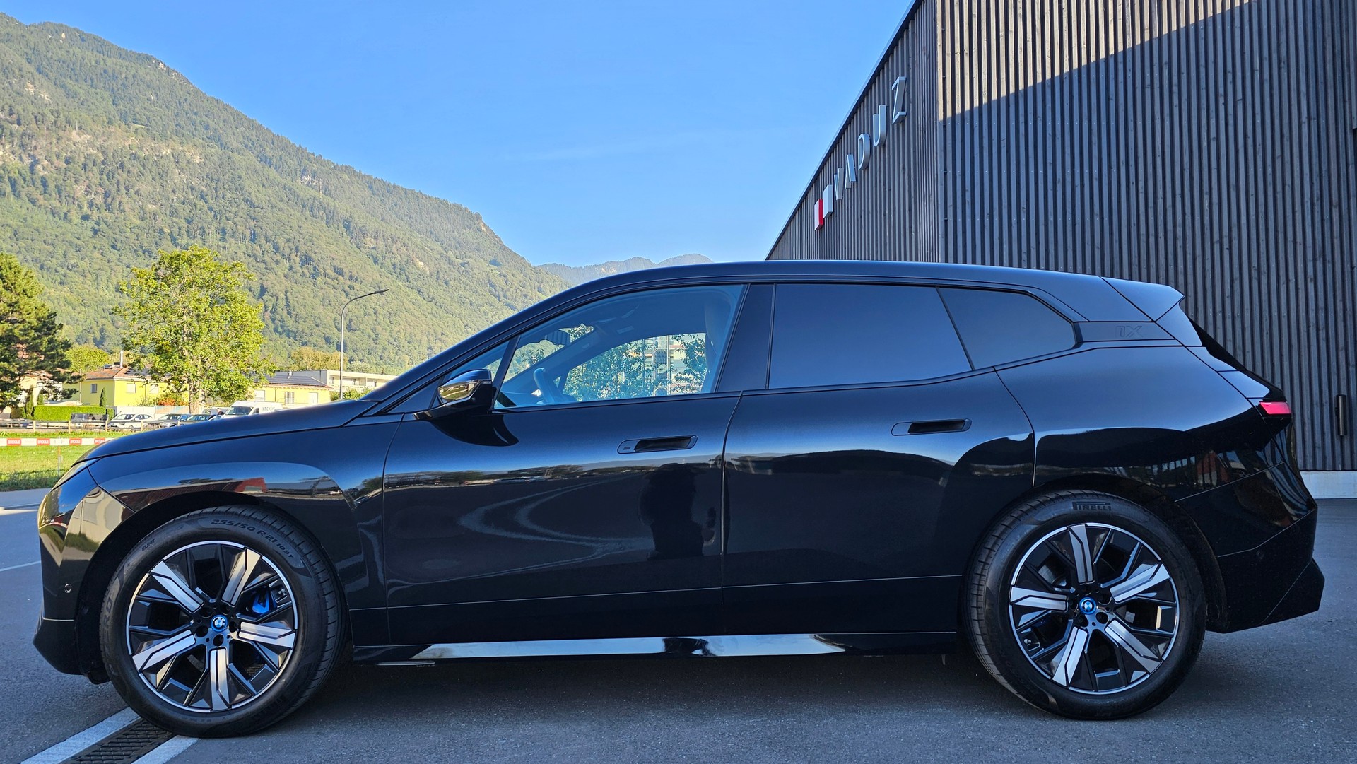 BMW iX xDrive40-showroom-element-1