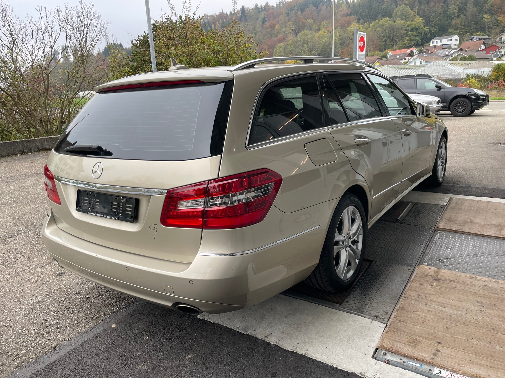 MERCEDES-BENZ E 350 CGI BlueEfficiency Avantgarde 7G-Tronic-image-3