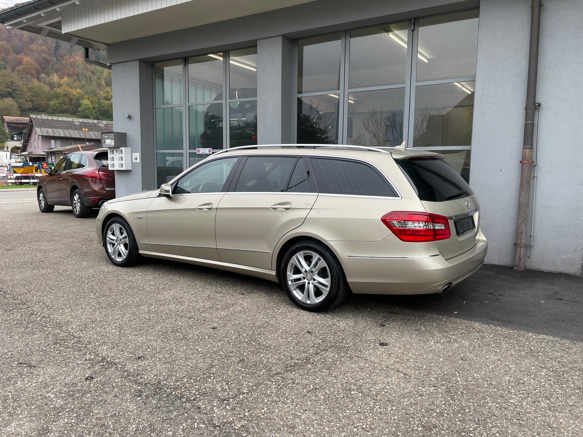 MERCEDES-BENZ E 350 CGI BlueEfficiency Avantgarde 7G-Tronic-image-2