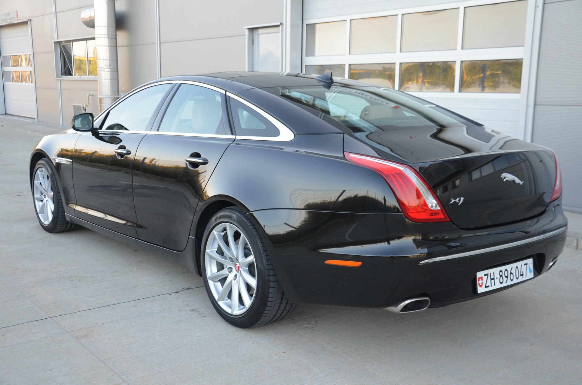 JAGUAR XJ 3.0d V6 Premium Luxury Automatic-image-2