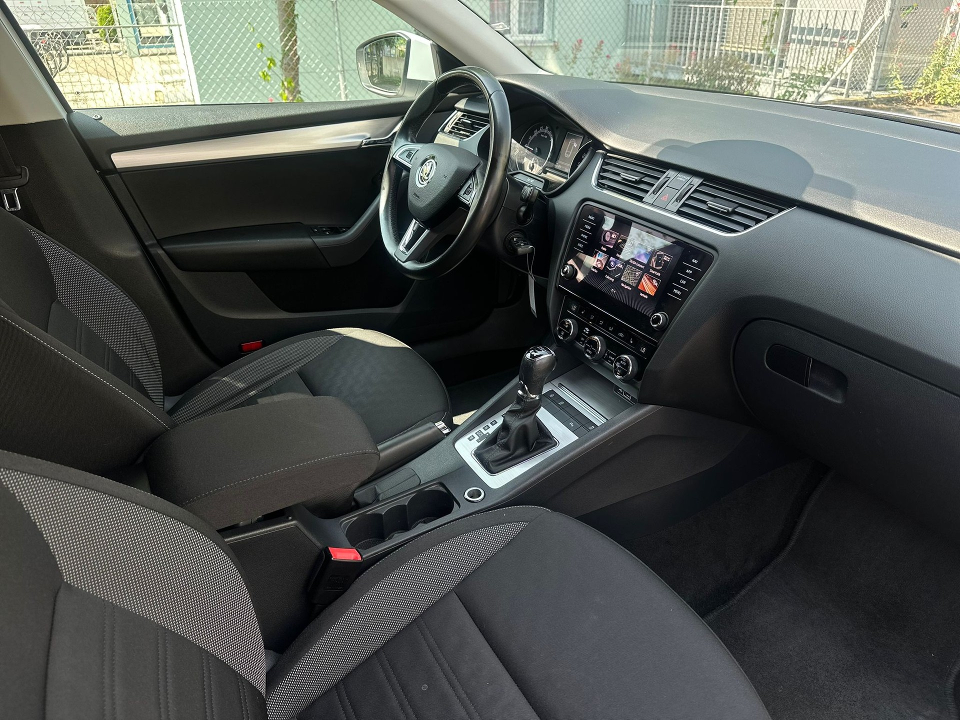 SKODA Octavia Combi 2.0 TDI Ambition 4x4 DSG-image-12