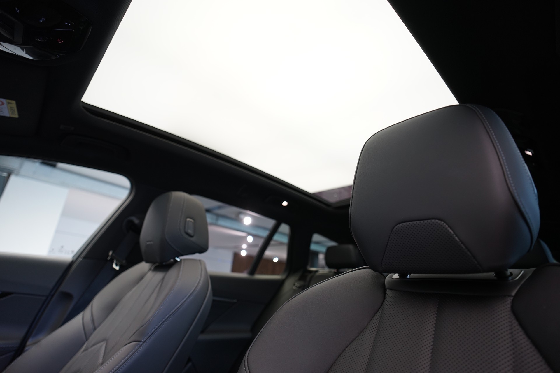 BMW 540d xDrive 48V Touring M Sport Steptronic *Panorama* *B&W* *AHK* *Carbon* *HuD*-image-16