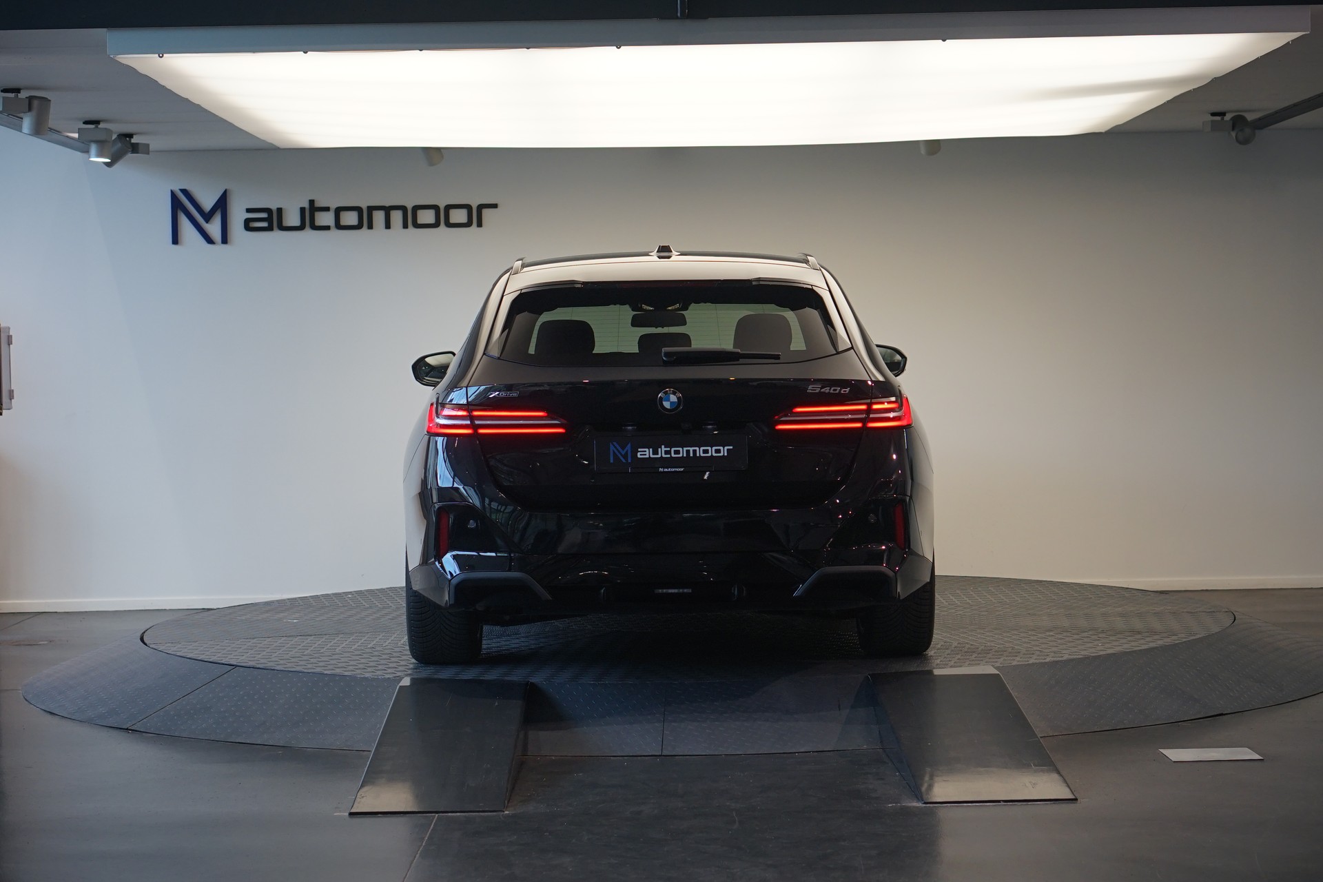 BMW 540d xDrive 48V Touring M Sport Steptronic *Panorama* *B&W* *AHK* *Carbon* *HuD*-image-5