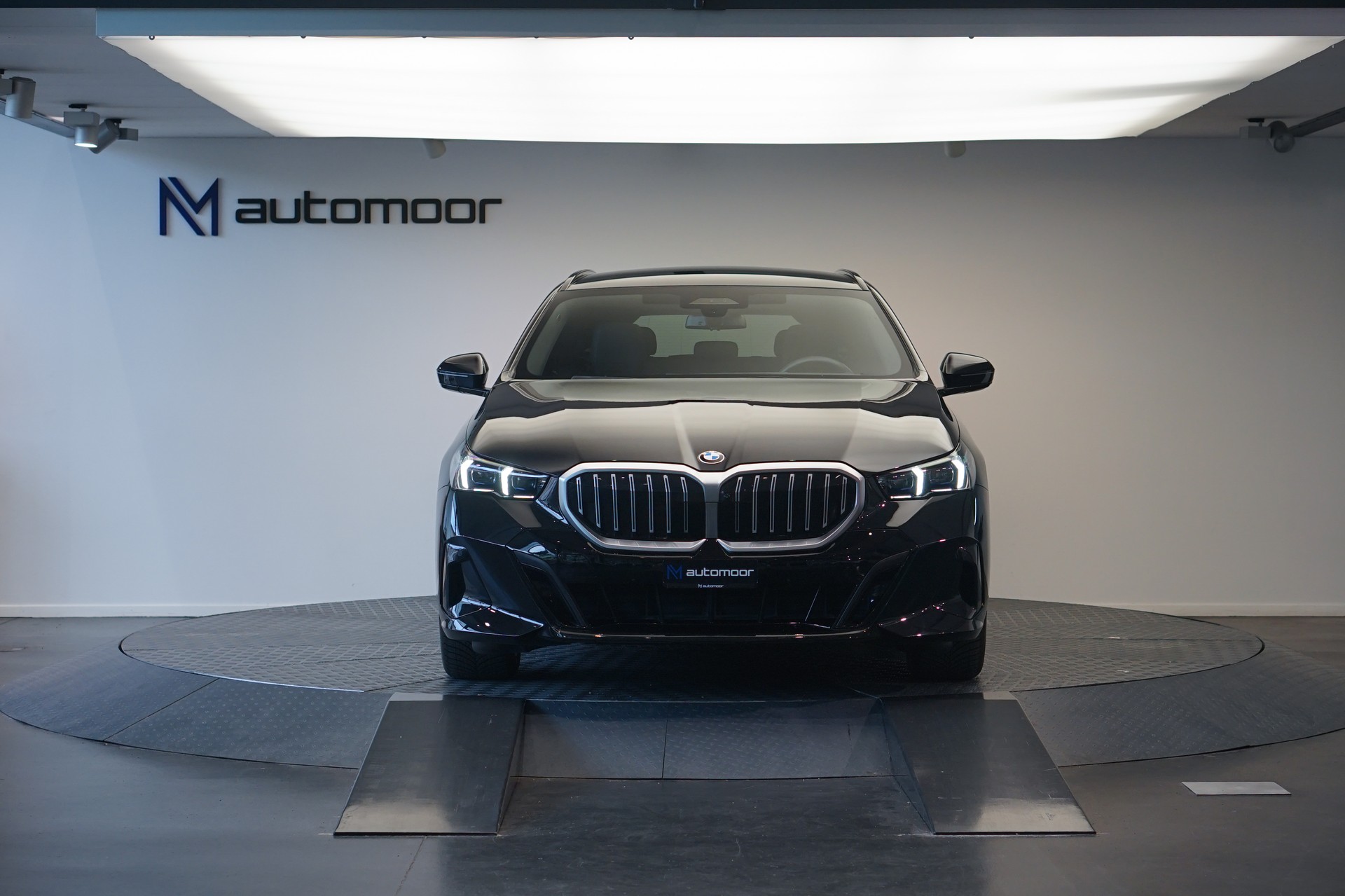 BMW 540d xDrive 48V Touring M Sport Steptronic *Panorama* *B&W* *AHK* *Carbon* *HuD*-showroom-element-1