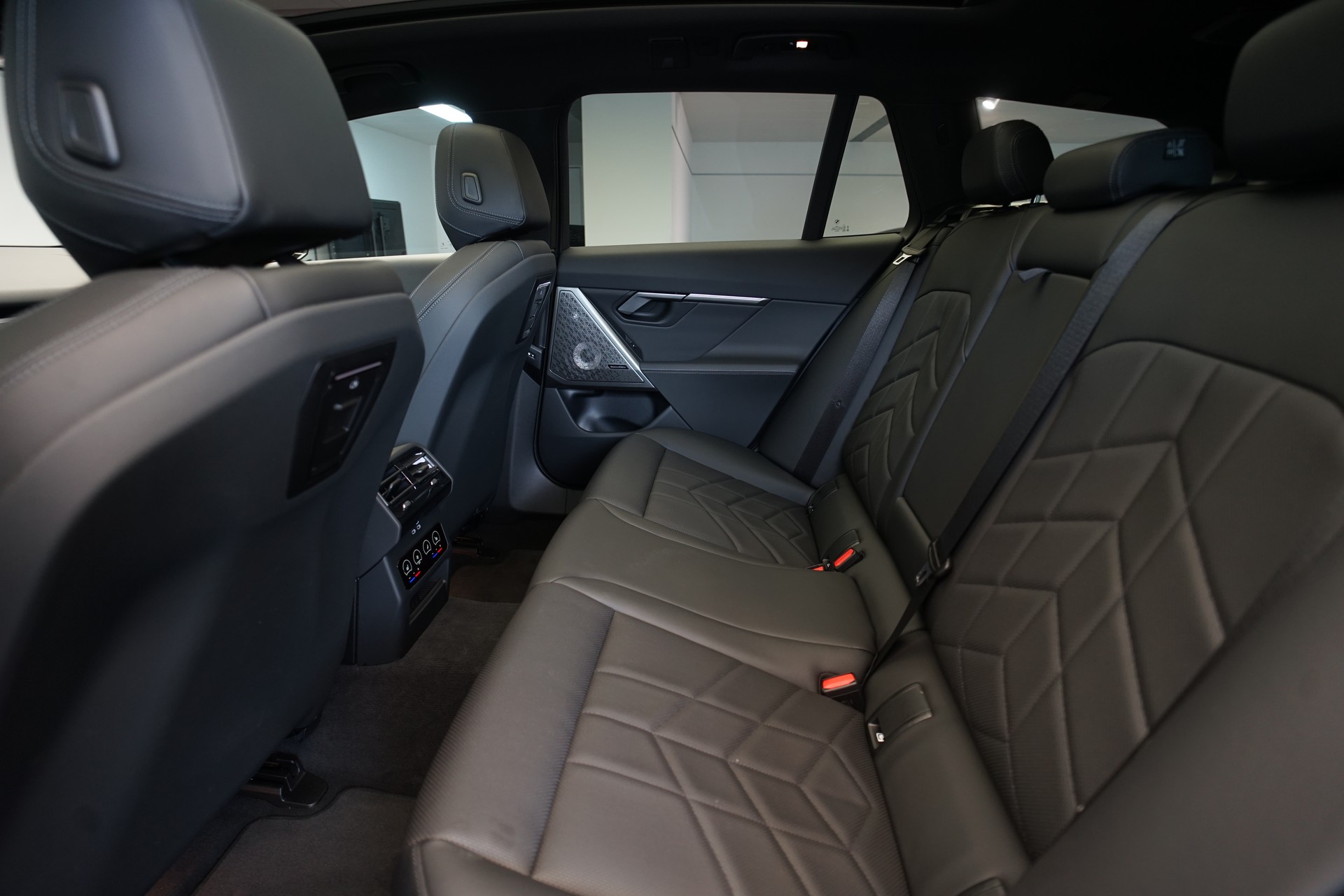 BMW 540d xDrive 48V Touring M Sport Steptronic *Panorama* *B&W* *AHK* *Carbon* *HuD*-image-18