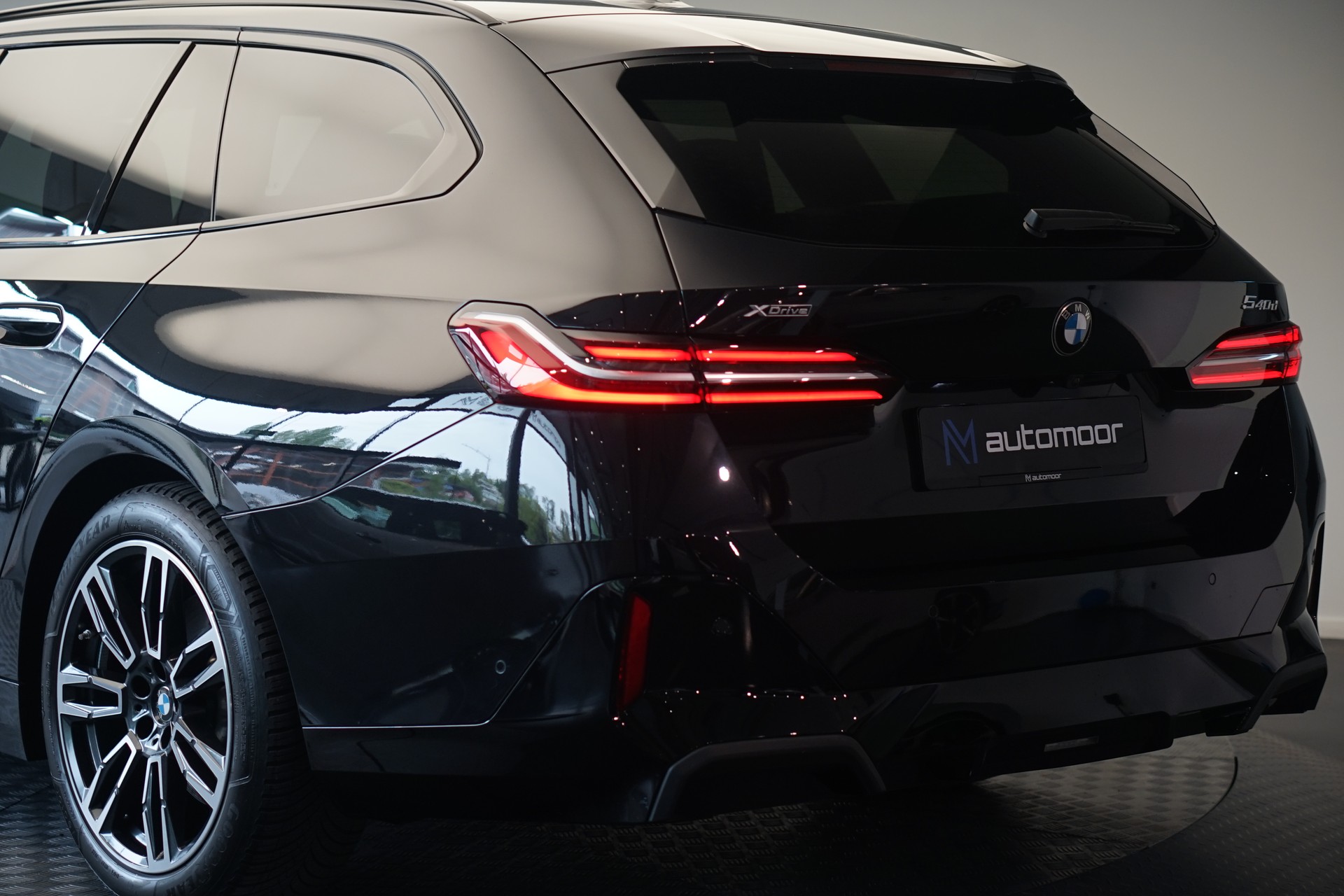 BMW 540d xDrive 48V Touring M Sport Steptronic *Panorama* *B&W* *AHK* *Carbon* *HuD*-image-44