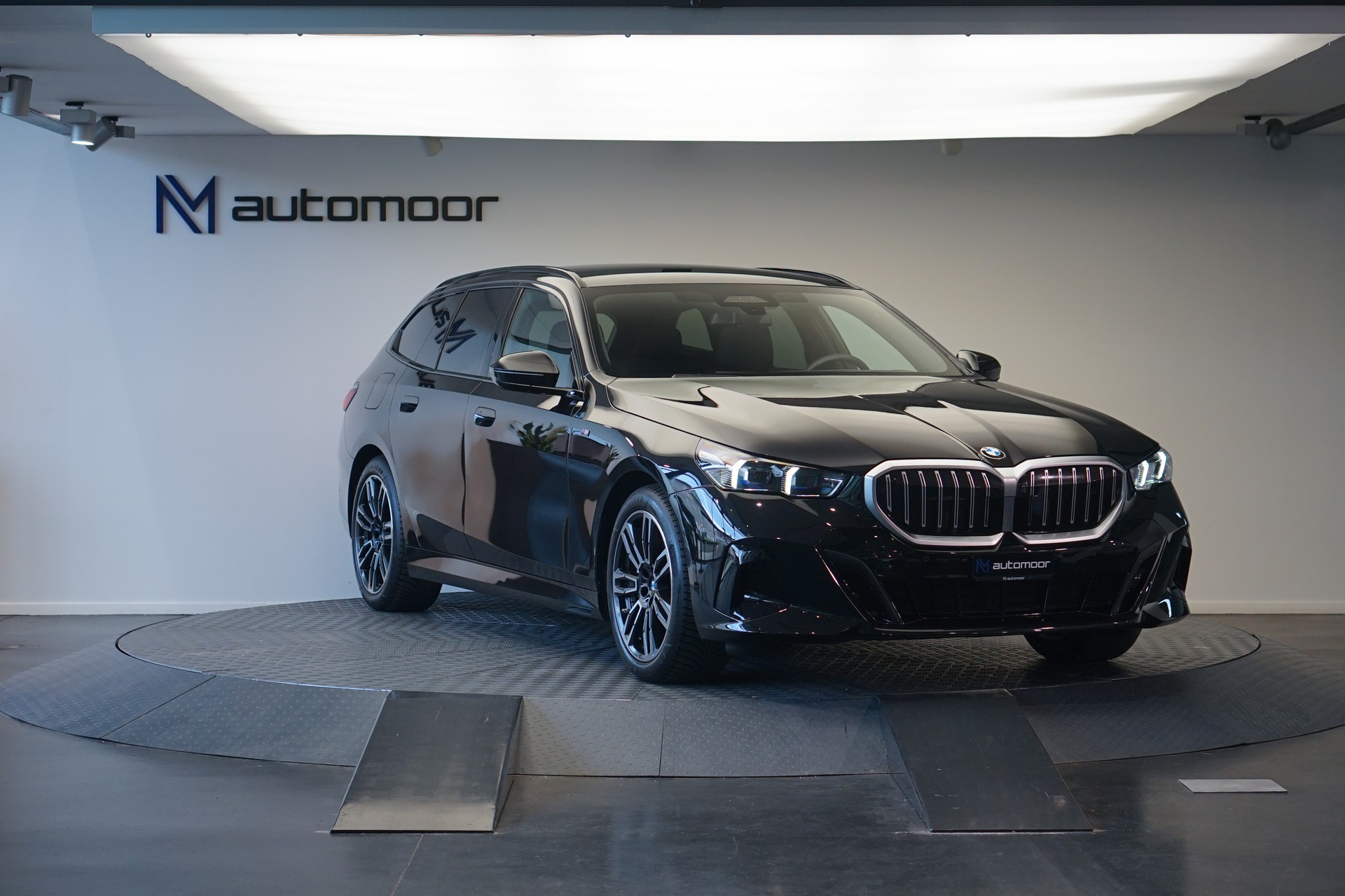 BMW 540d xDrive 48V Touring M Sport Steptronic *Panorama* *B&W* *AHK* *Carbon* *HuD*-showroom-element-2