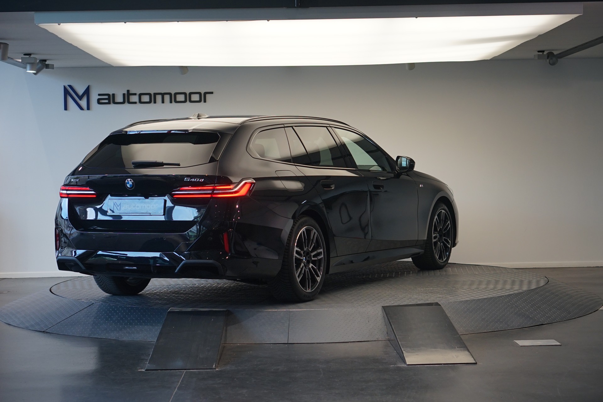 BMW 540d xDrive 48V Touring M Sport Steptronic *Panorama* *B&W* *AHK* *Carbon* *HuD*-image-4