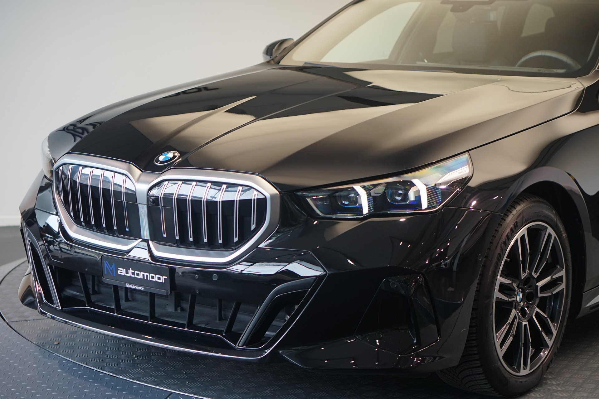 BMW 540d xDrive 48V Touring M Sport Steptronic *Panorama* *B&W* *AHK* *Carbon* *HuD*-image-9