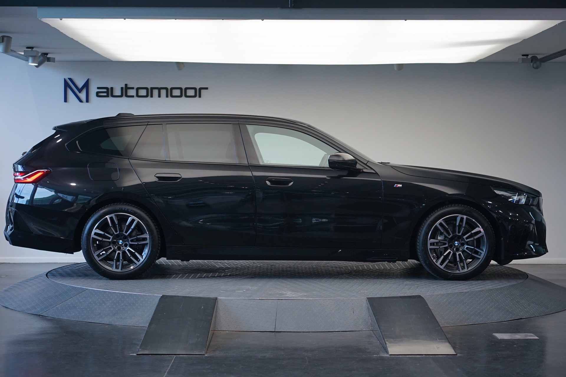 BMW 540d xDrive 48V Touring M Sport Steptronic *Panorama* *B&W* *AHK* *Carbon* *HuD*-showroom-element-3