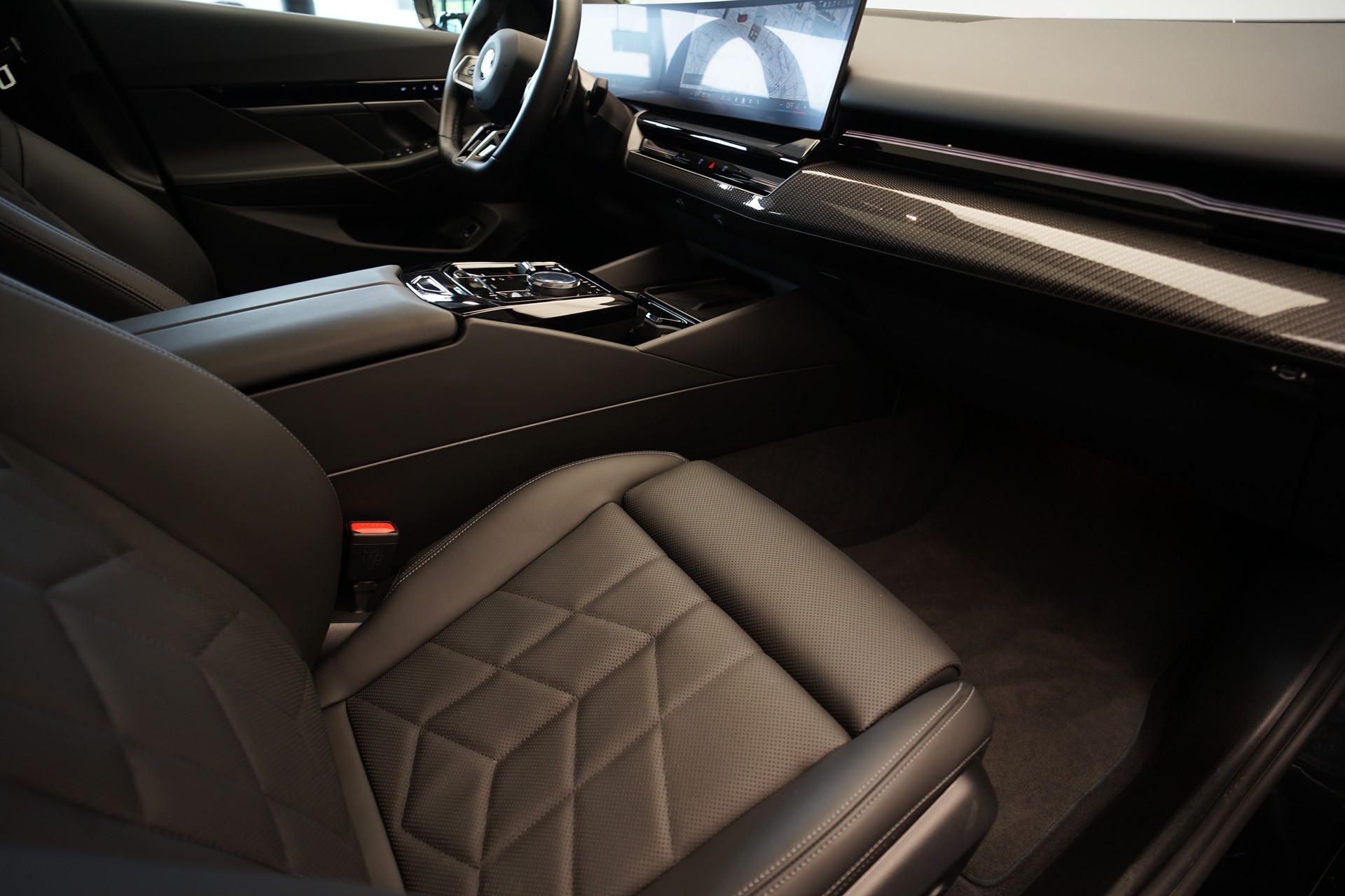 BMW 540d xDrive 48V Touring M Sport Steptronic *Panorama* *B&W* *AHK* *Carbon* *HuD*-image-14