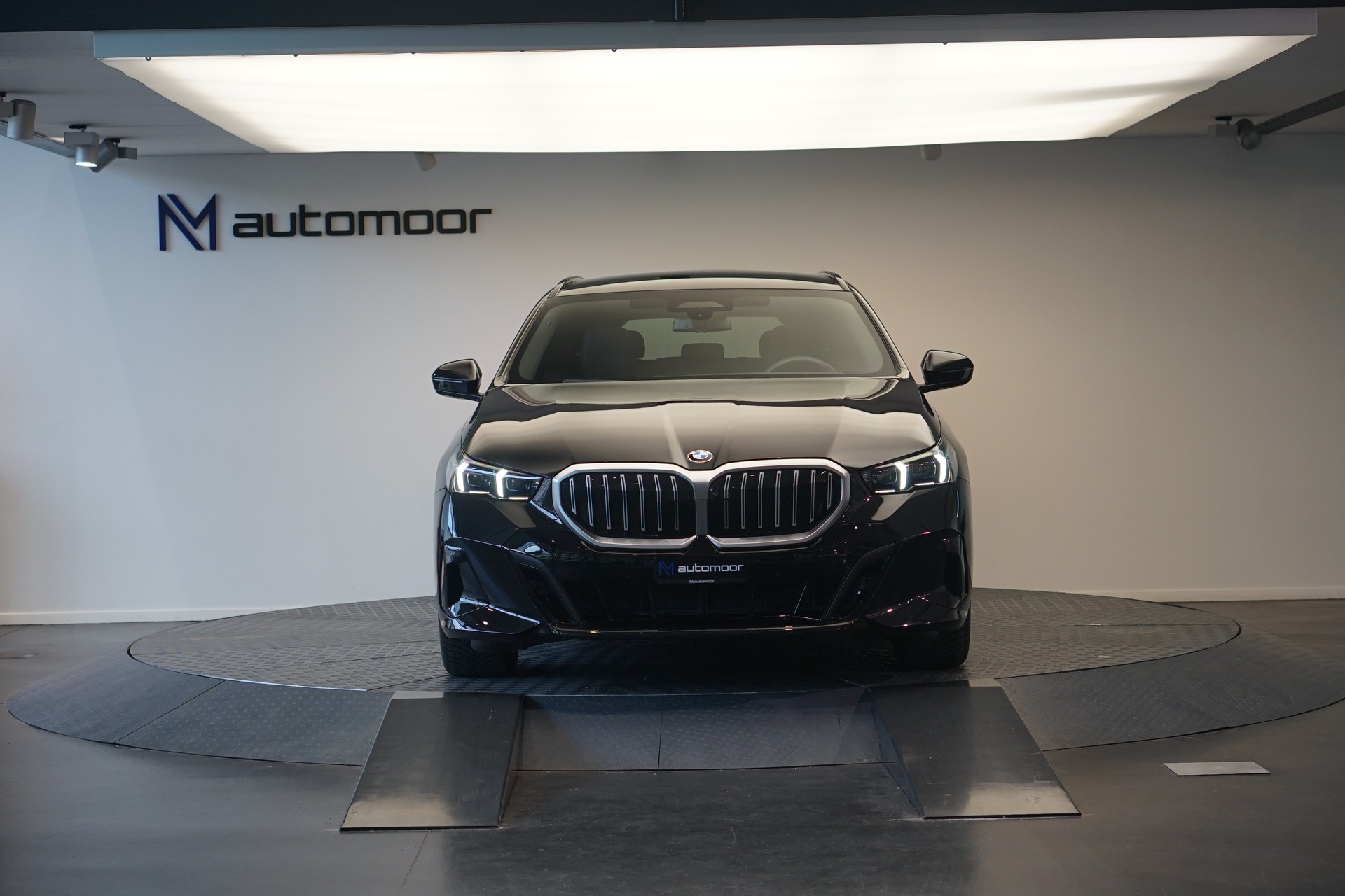 BMW 540d xDrive 48V Touring M Sport Steptronic *Panorama* *B&W* *AHK* *Carbon* *HuD*-showroom-element-1