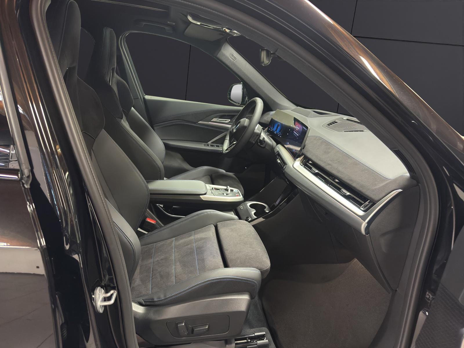 BMW iX1 30 xDrive-image-14