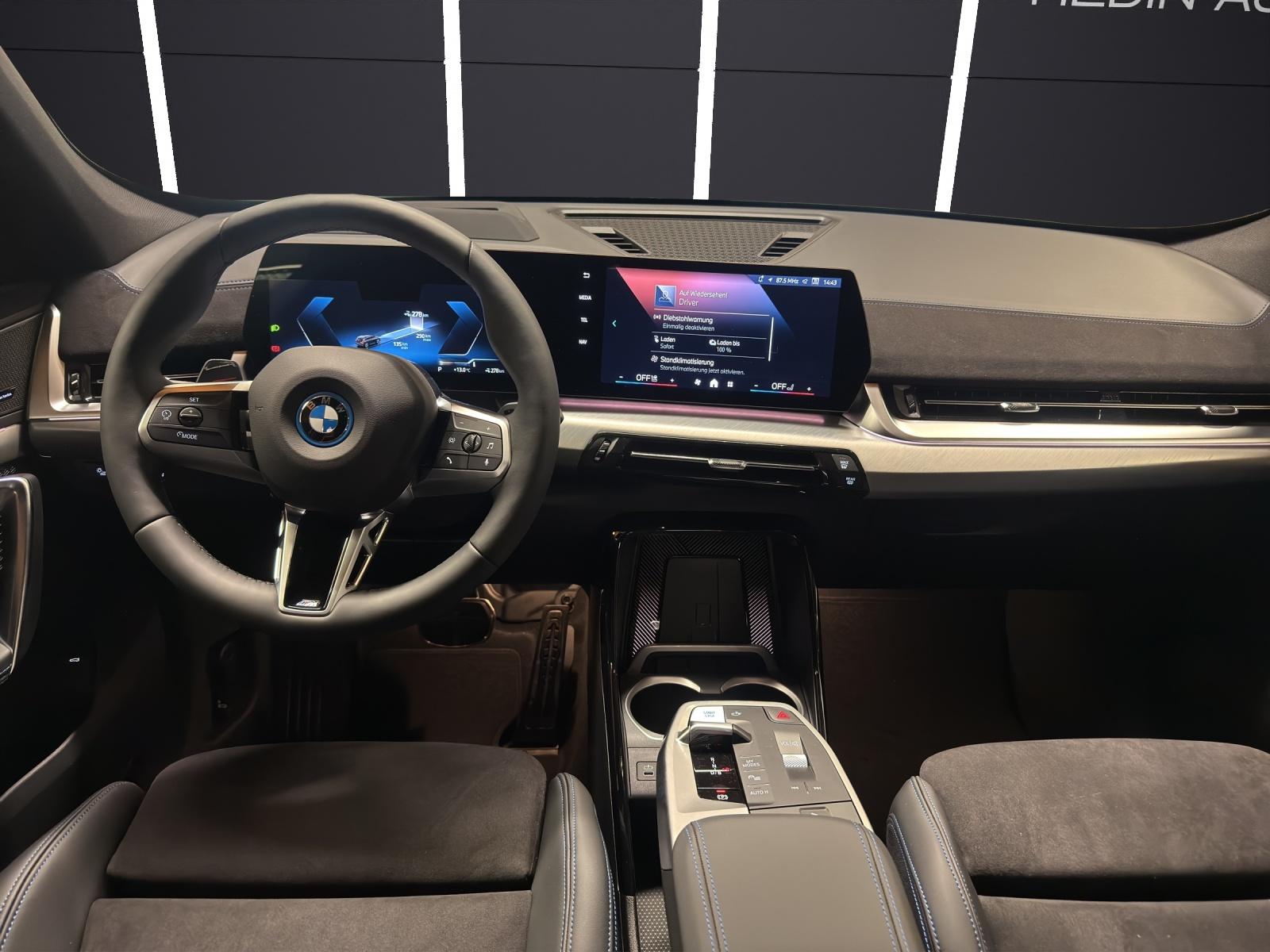 BMW iX1 30 xDrive-image-18