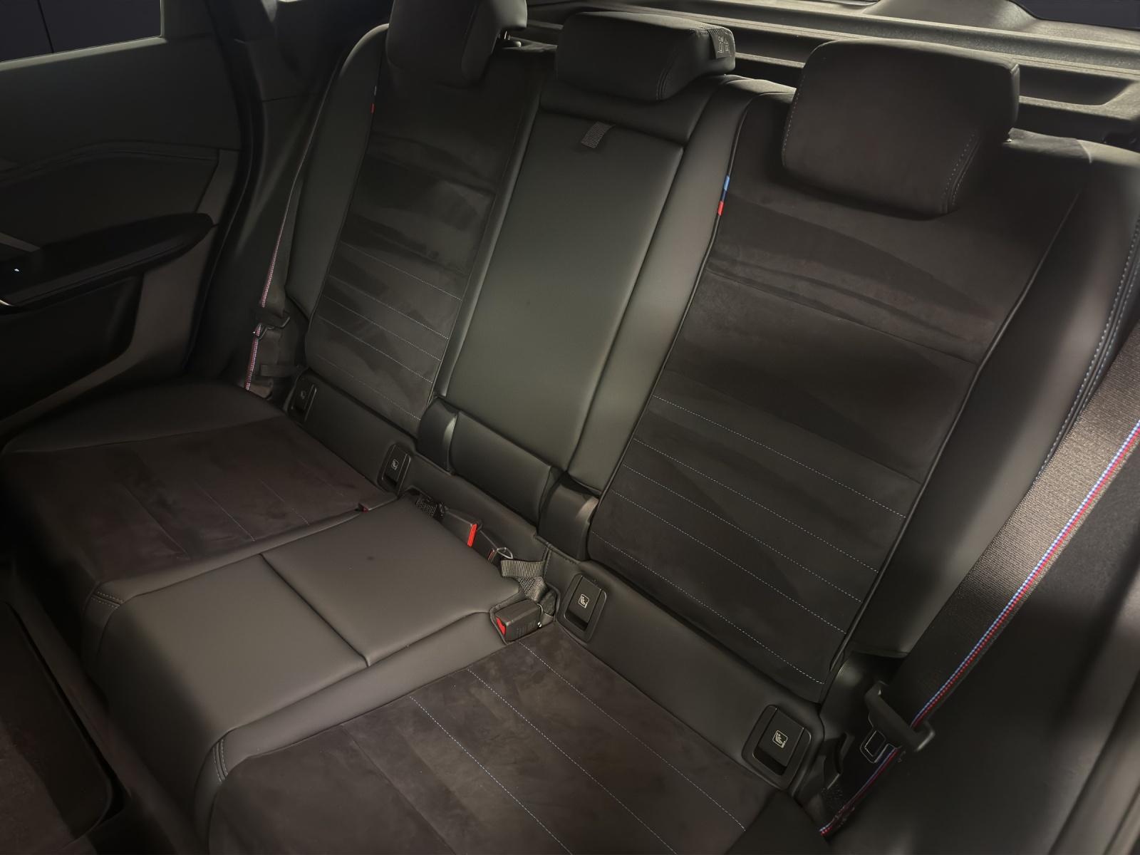 BMW iX1 30 xDrive-image-12