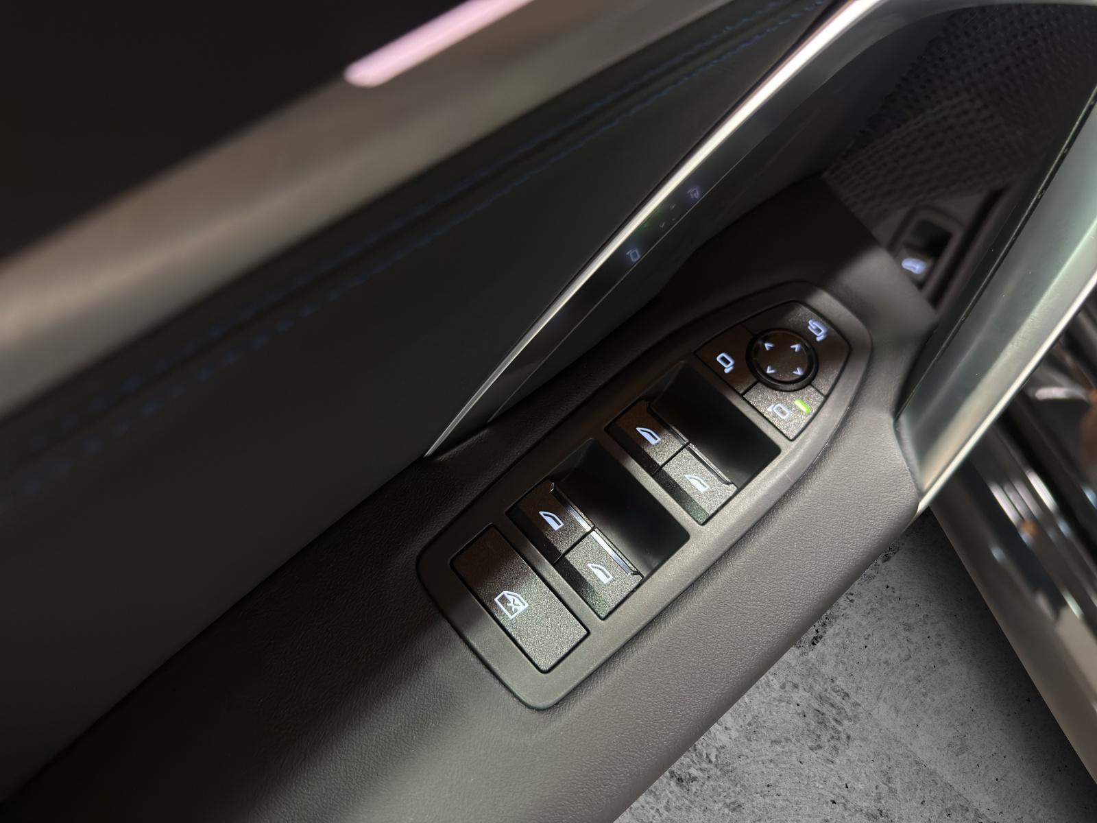 BMW iX1 30 xDrive-image-10