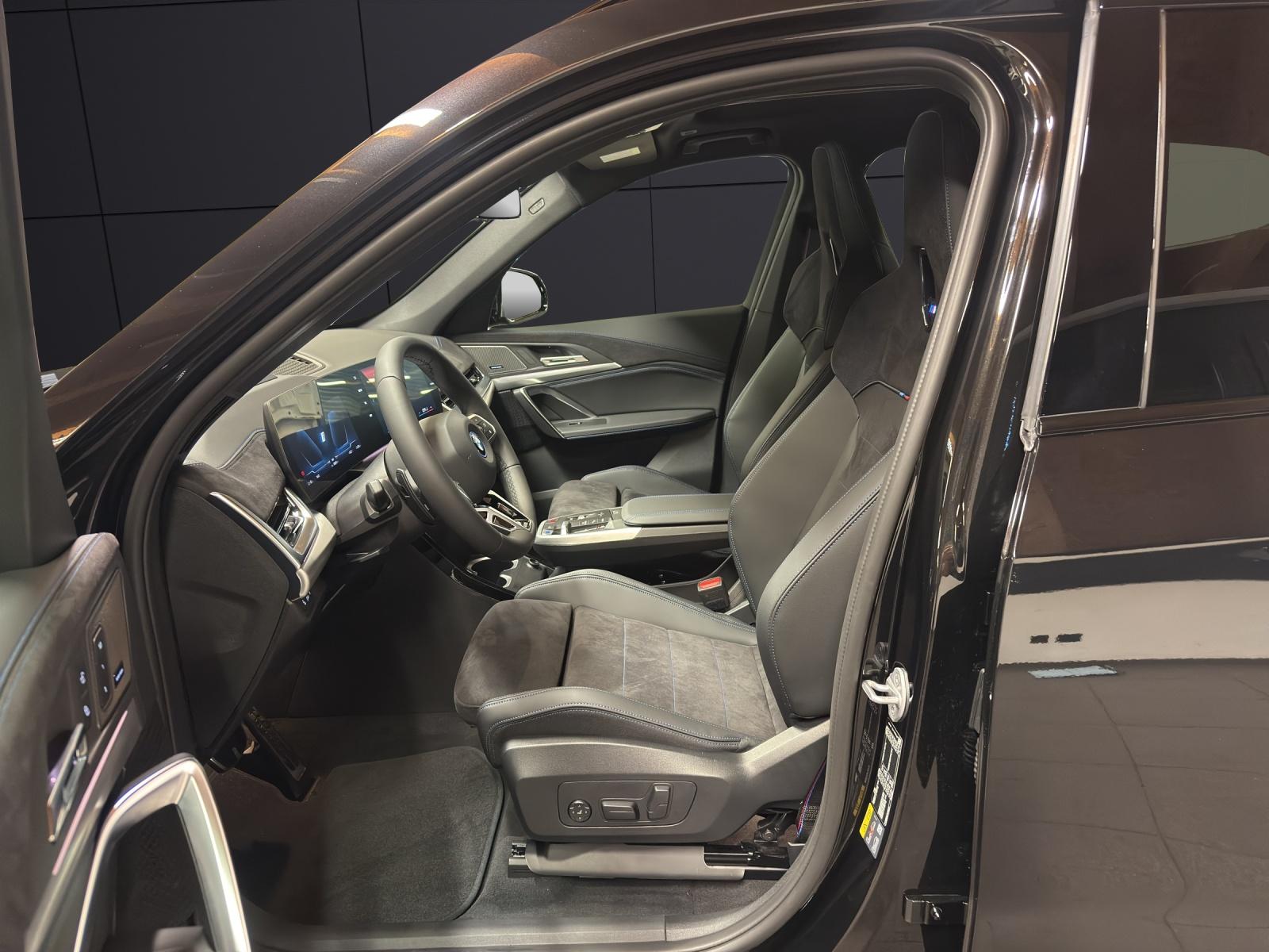 BMW iX1 30 xDrive-image-11