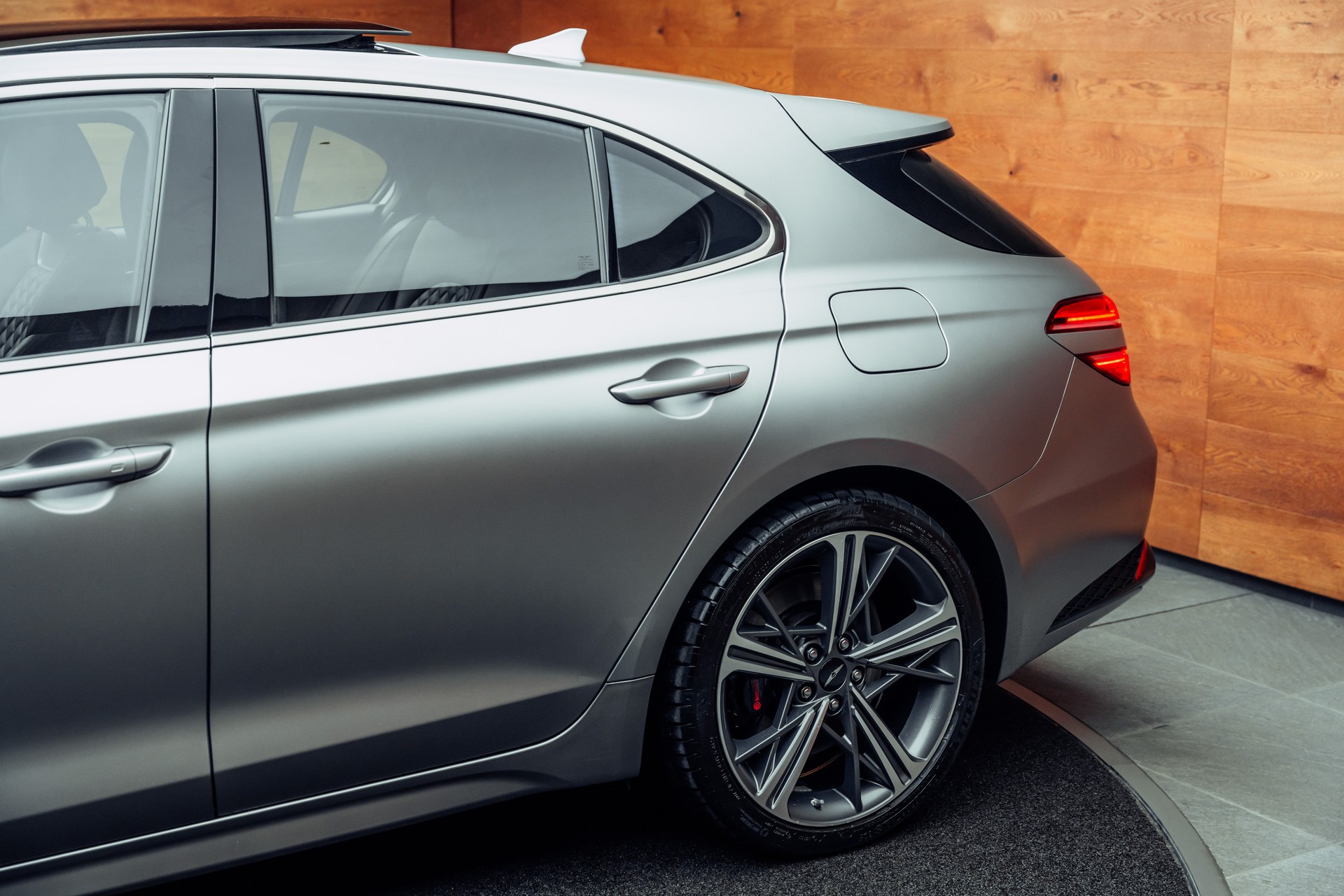 GENESIS G70 Shooting Brake 2.0 T Plus Sport AT8 AWD-image-19