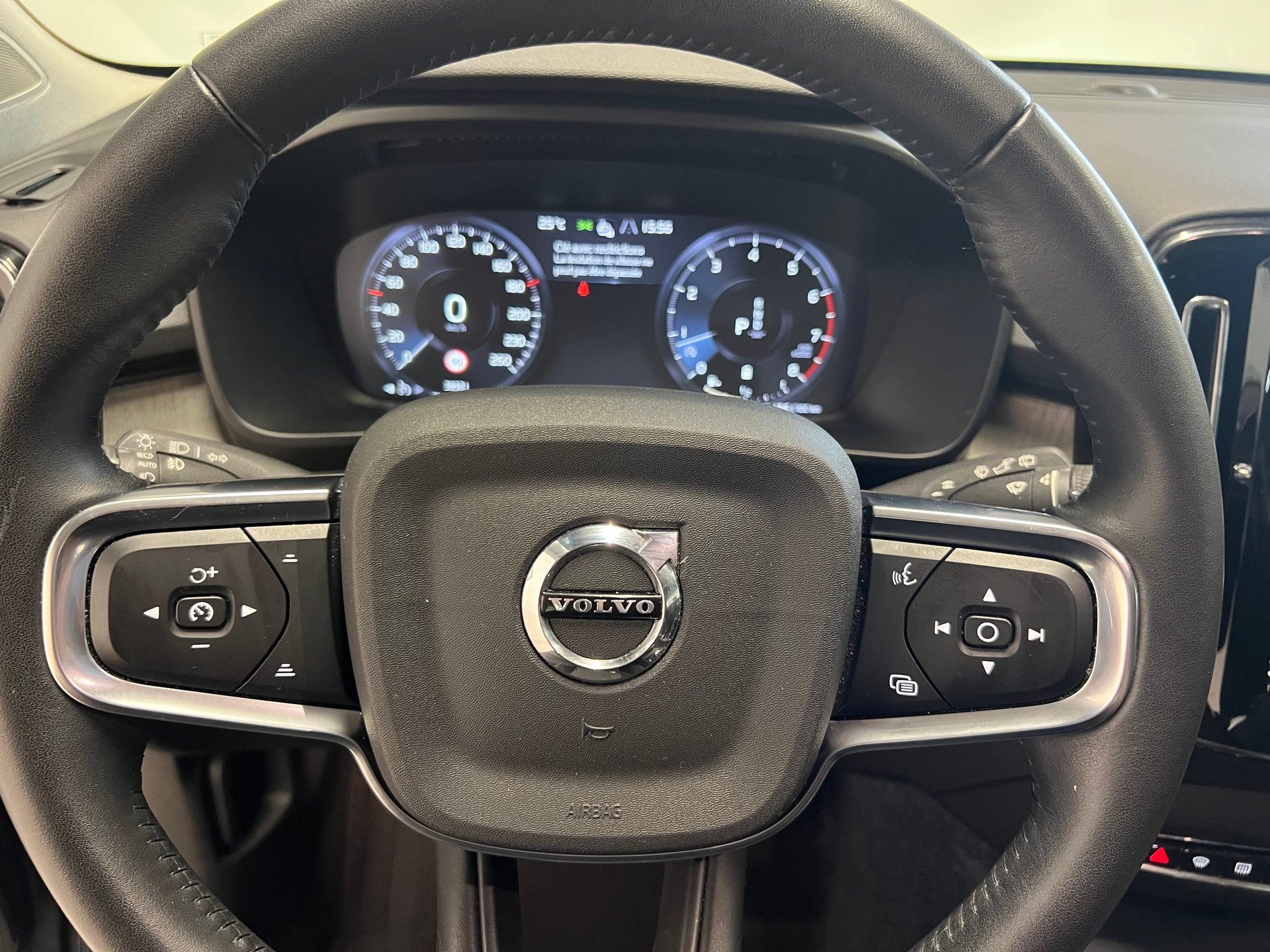 VOLVO XC40 2.0 B4 MH Inscription AWD-showroom-element-3