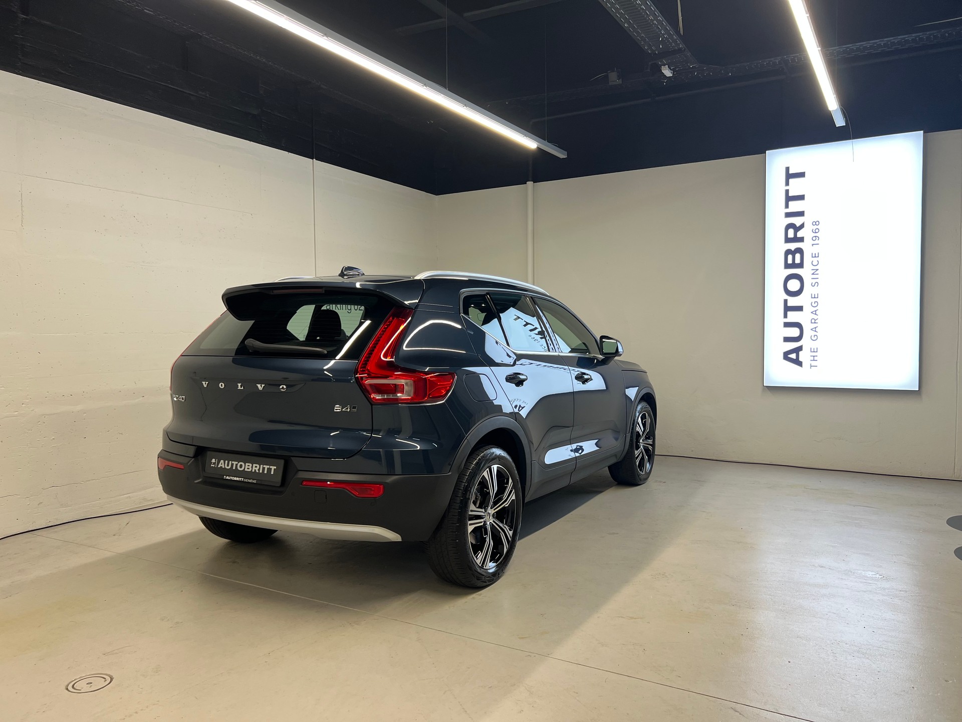 VOLVO XC40 2.0 B4 MH Inscription AWD-showroom-element-1