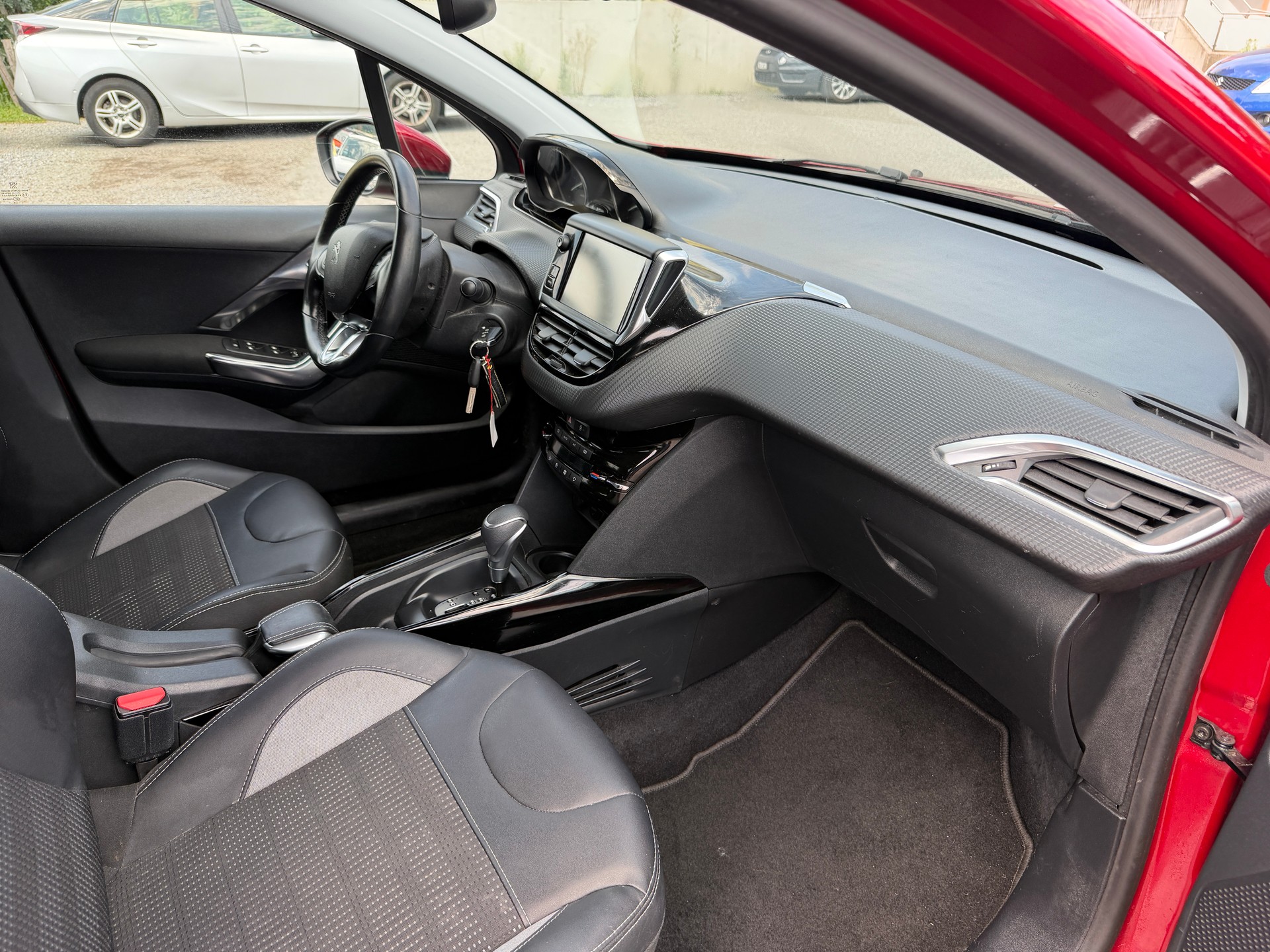 PEUGEOT 2008 1.2 PureTech Allure EAT6-image-8