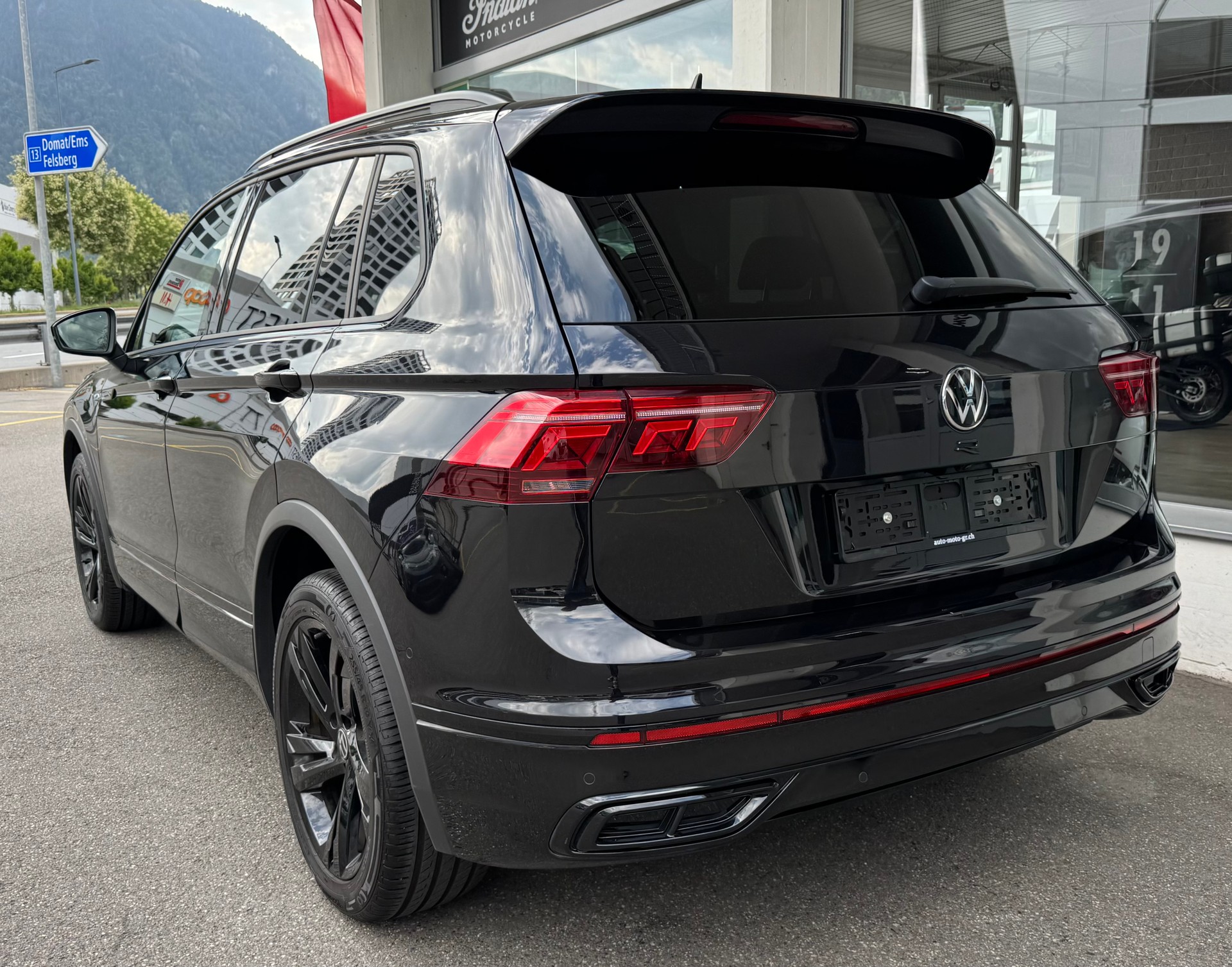 VW Tiguan 2.0TSI R-Line 4Motion DSG-showroom-element-3