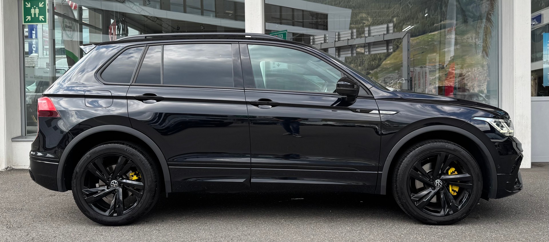 VW Tiguan 2.0TSI R-Line 4Motion DSG-showroom-element-1