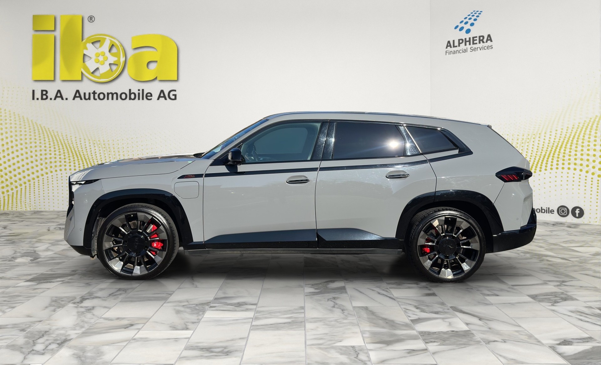 BMW XM xDrive PHEV Label (CH) INDIVIDUAL M Driver's Package-showroom-element-1