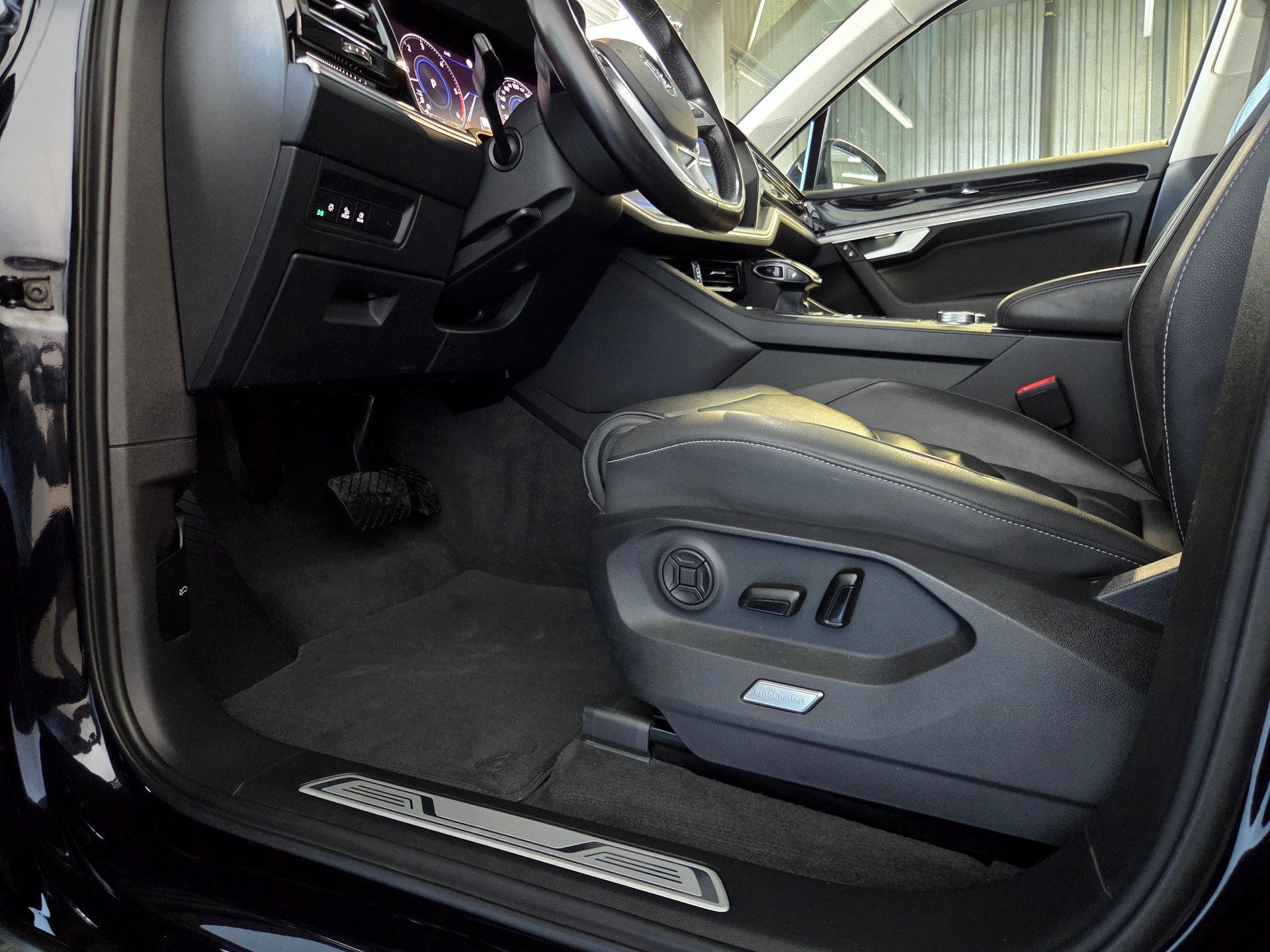 VW Touareg 3.0 V6 TDI 286 Elegance-image-12