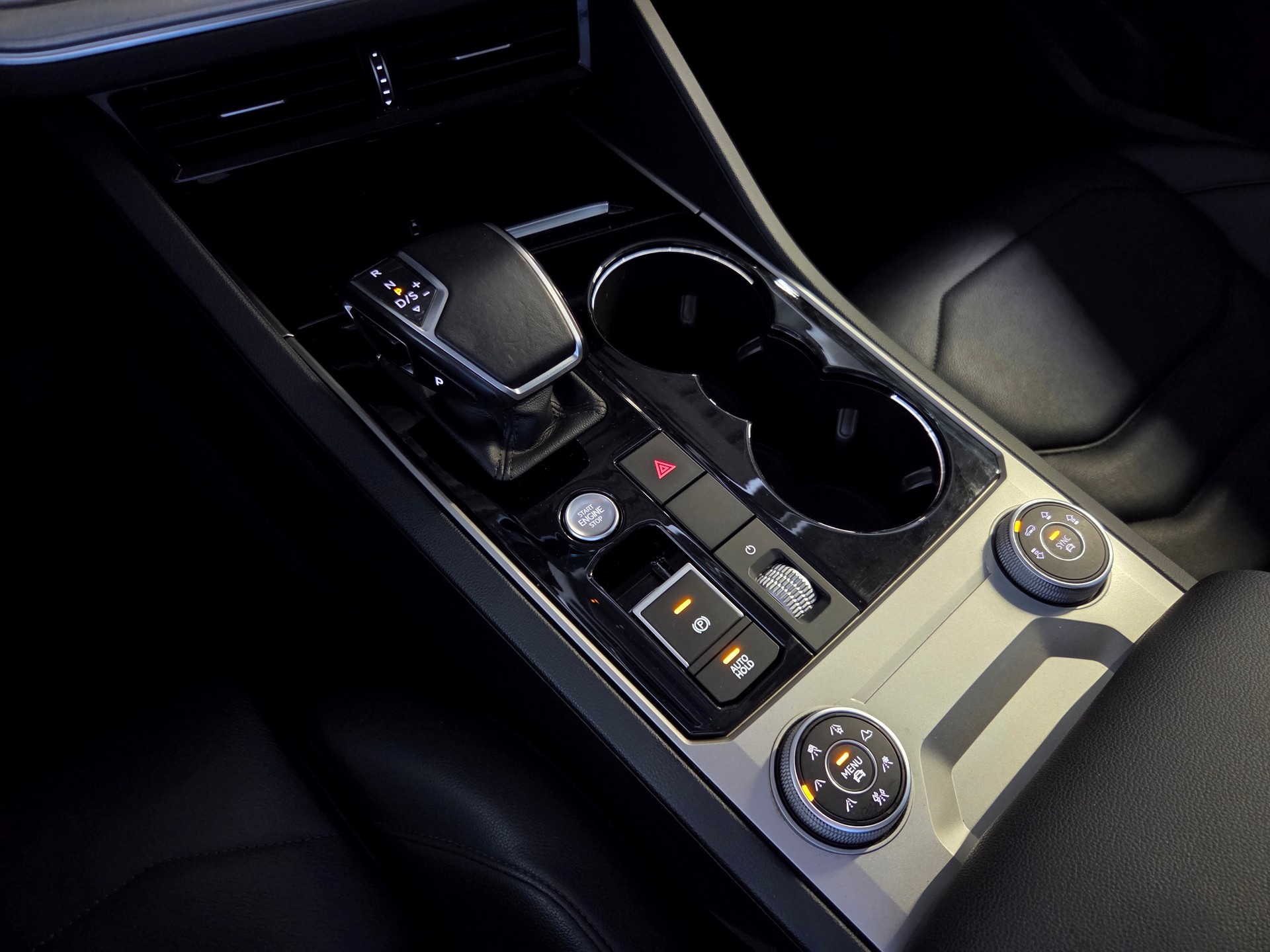 VW Touareg 3.0 V6 TDI 286 Elegance-image-18