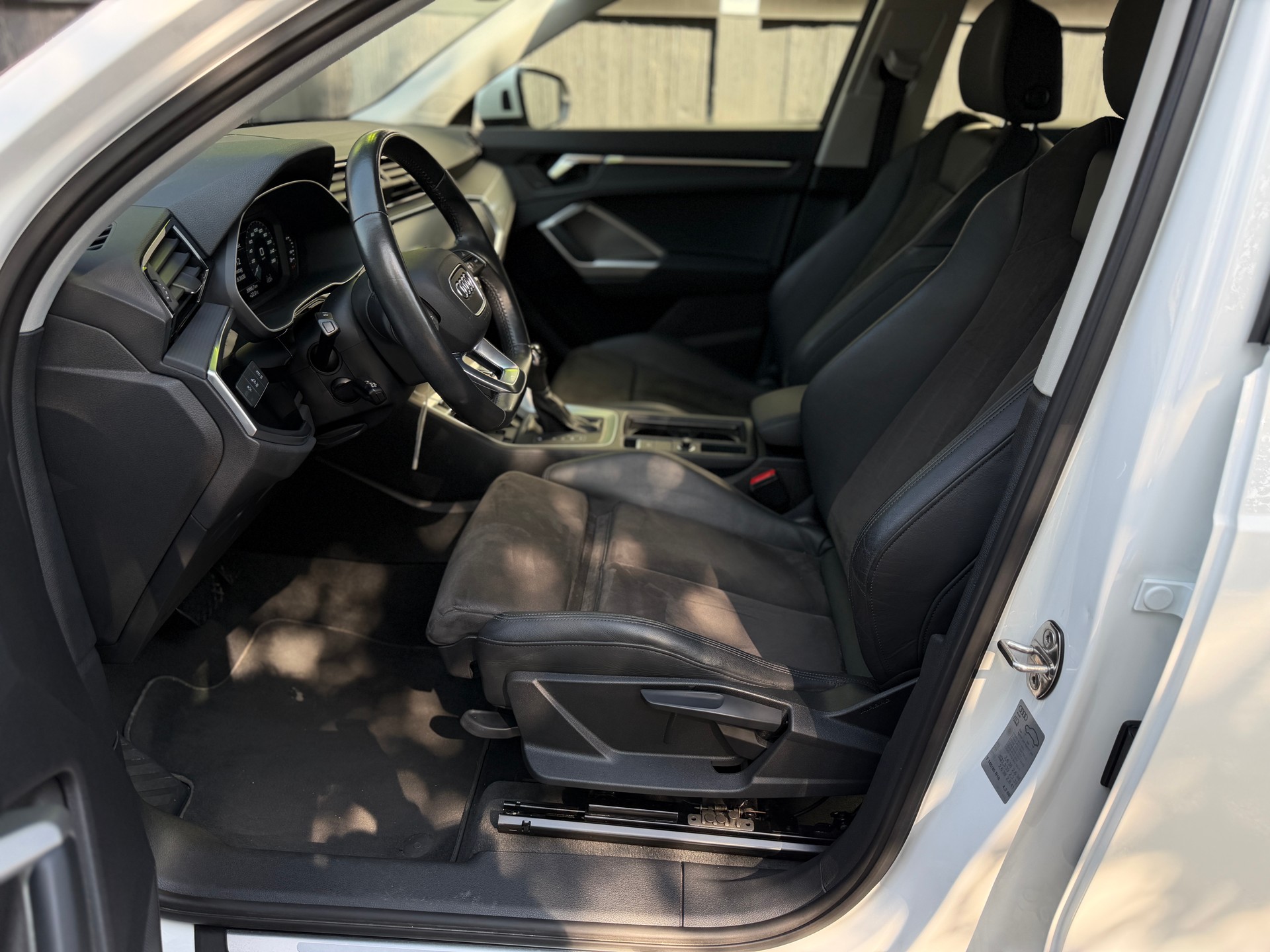 AUDI Q3 40 TFSI S line quattro S-tronic-image-8