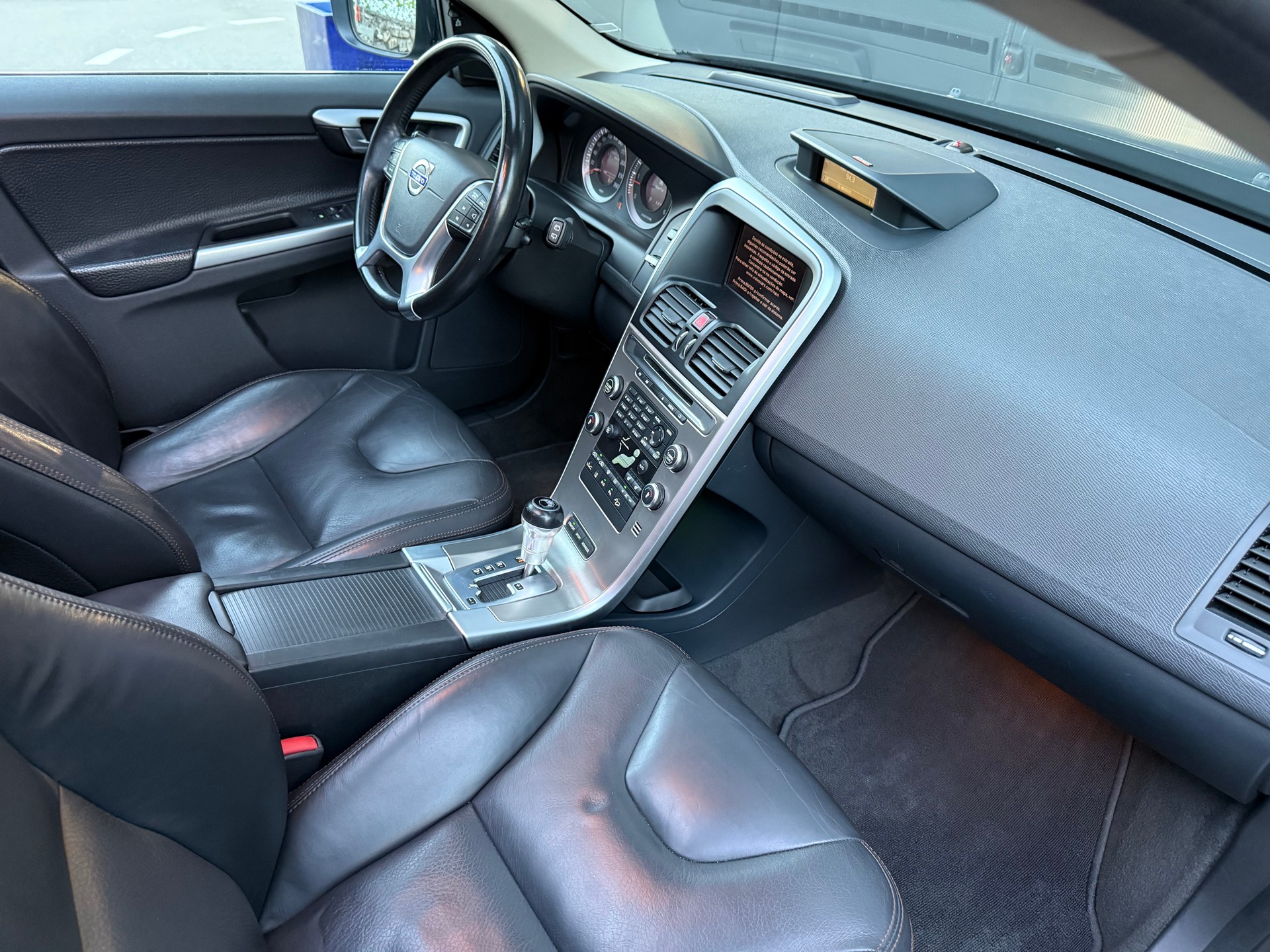 VOLVO XC60 D5 AWD Kinetic Geartronic-image-12