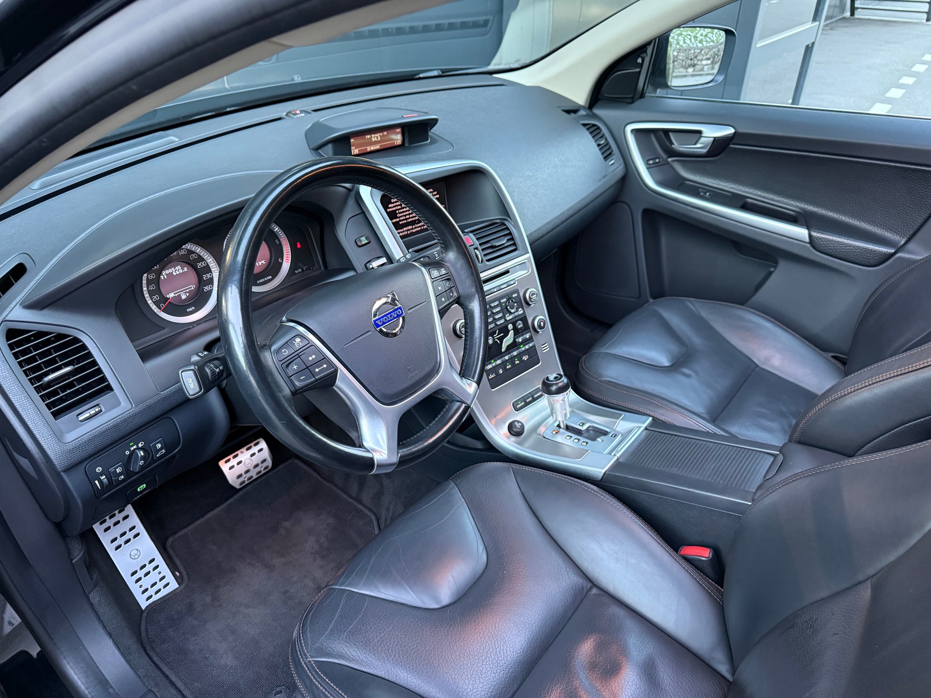 VOLVO XC60 D5 AWD Kinetic Geartronic-image-6