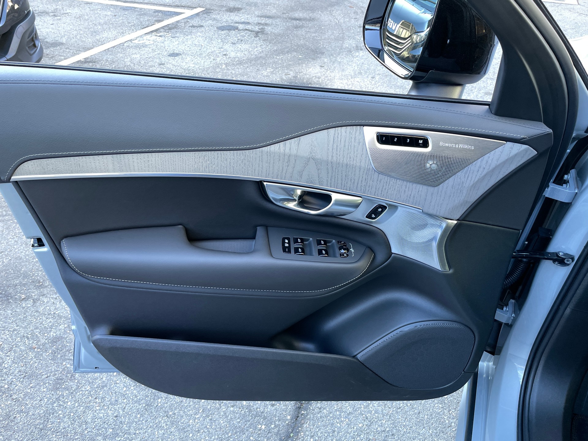 VOLVO XC90 T8 eAWD PluginHybrid Ultra Dark 7-Sitzer Geartronic-image-10
