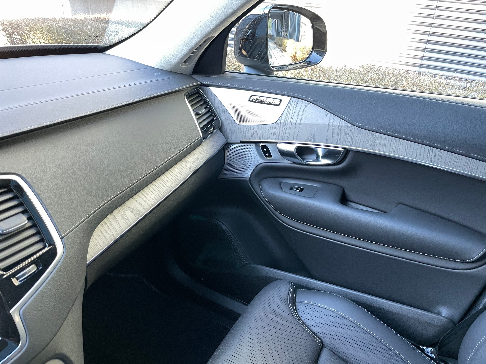 VOLVO XC90 T8 eAWD PluginHybrid Ultra Dark 7-Sitzer Geartronic-image-25