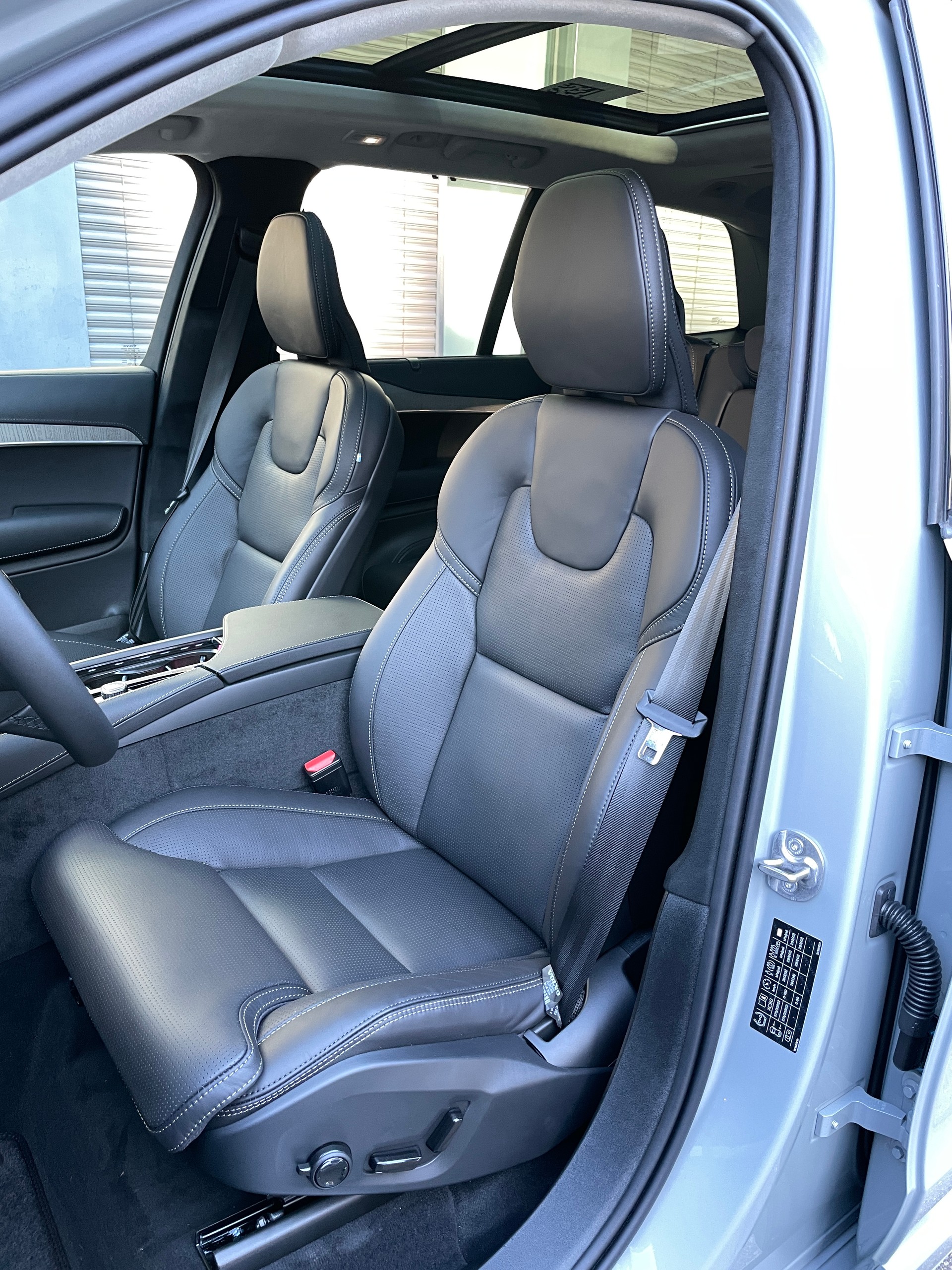 VOLVO XC90 T8 eAWD PluginHybrid Ultra Dark 7-Sitzer Geartronic-image-12