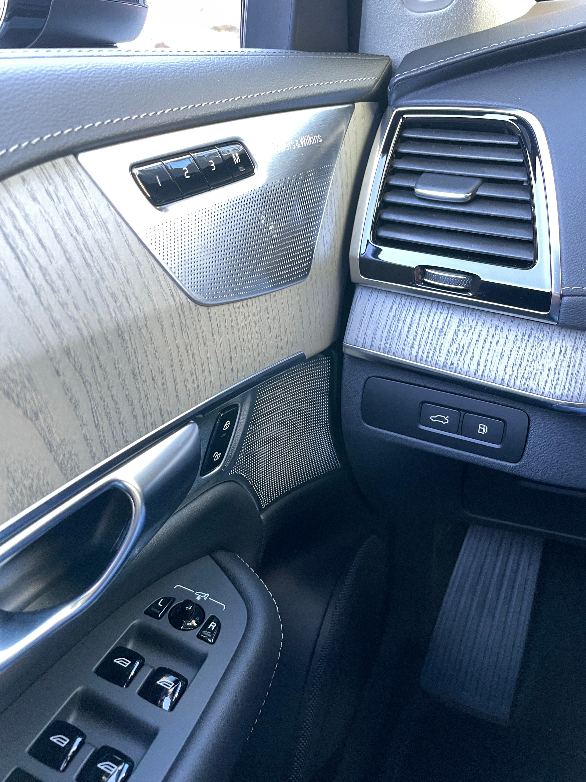 VOLVO XC90 T8 eAWD PluginHybrid Ultra Dark 7-Sitzer Geartronic-image-24