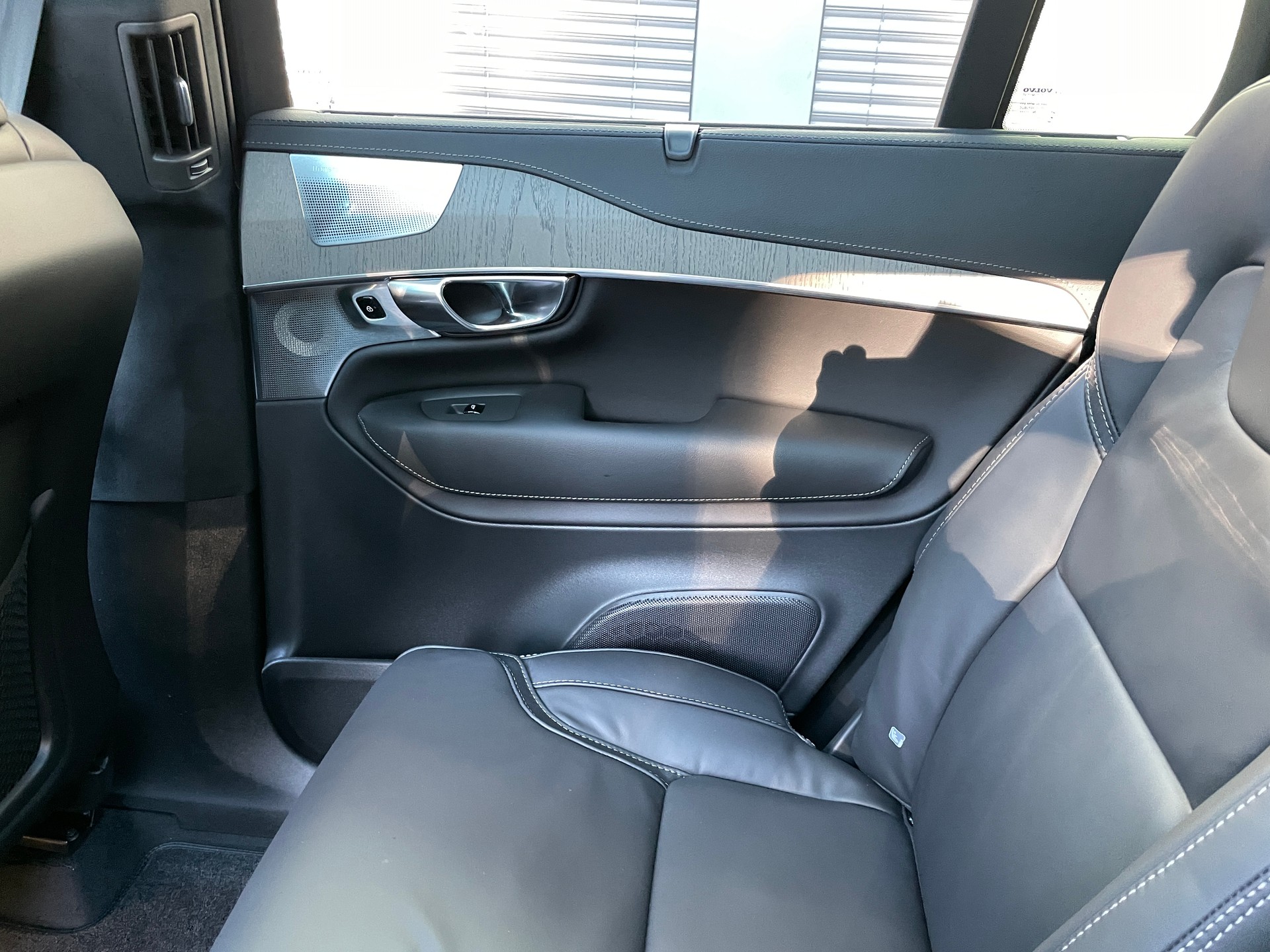 VOLVO XC90 T8 eAWD PluginHybrid Ultra Dark 7-Sitzer Geartronic-image-16