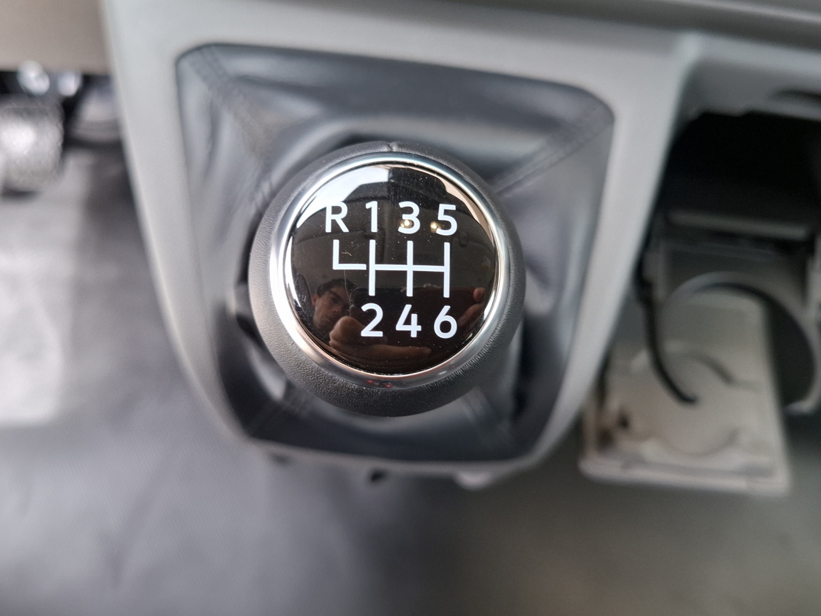 VW Transporter 2.0 TDI-image-14