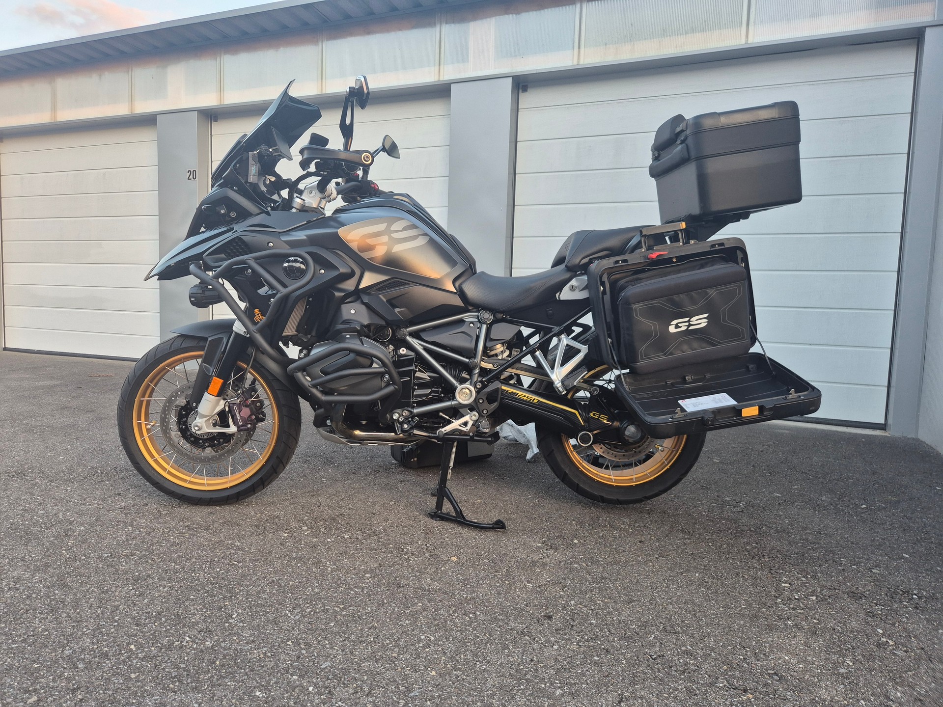 BMW R 1250 GS-image-1