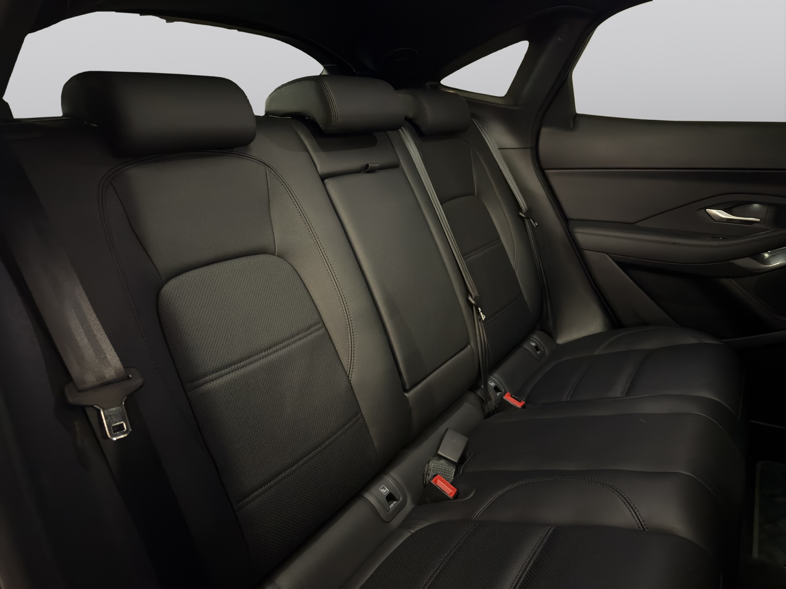 JAGUAR E-Pace 2.0d D165 R-Dynamic AWD Black-showroom-element-3