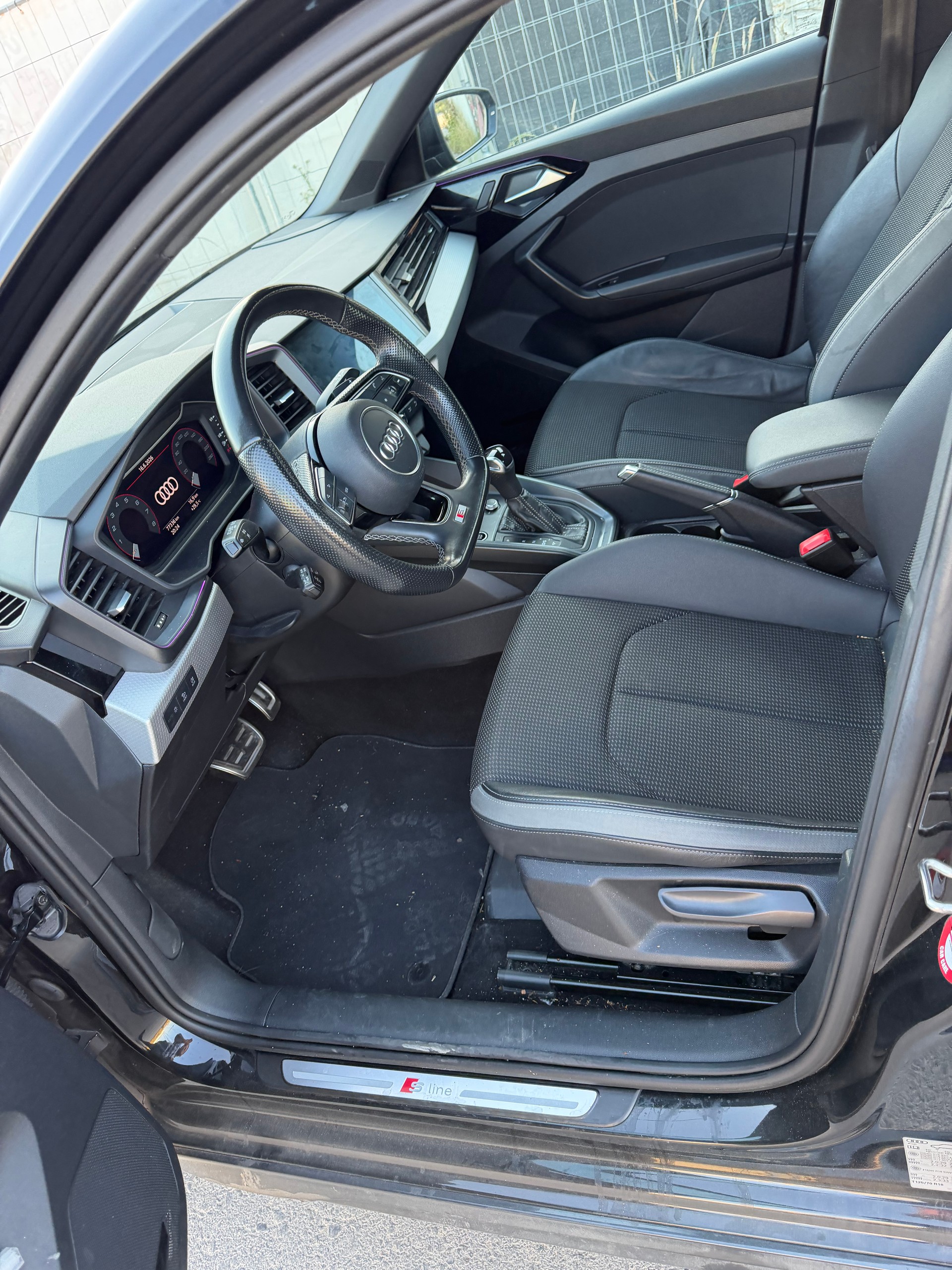 AUDI A1 City Carver 30 TFSI Attraction S-tronic-image-4