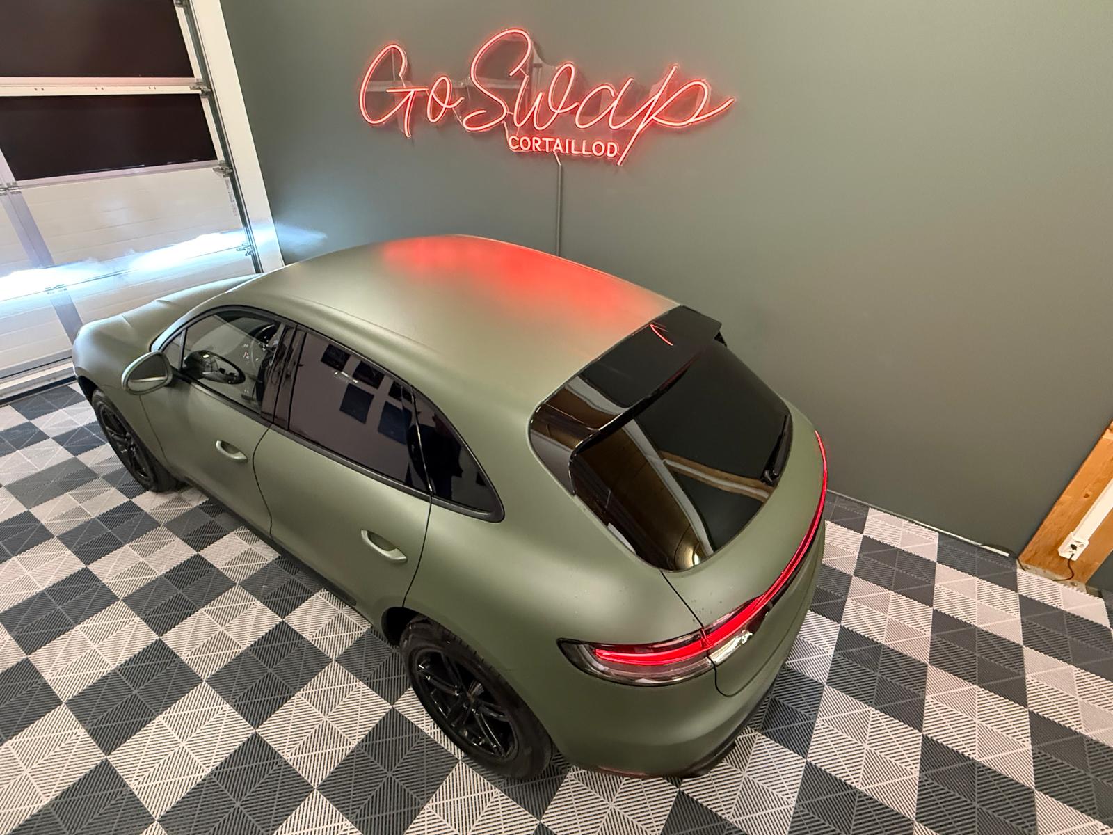 PORSCHE Macan PDK-showroom-element-2