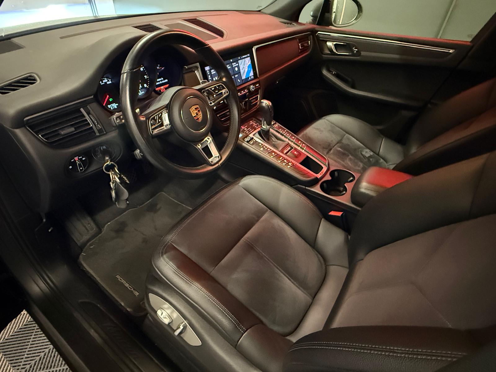 PORSCHE Macan PDK-showroom-element-1