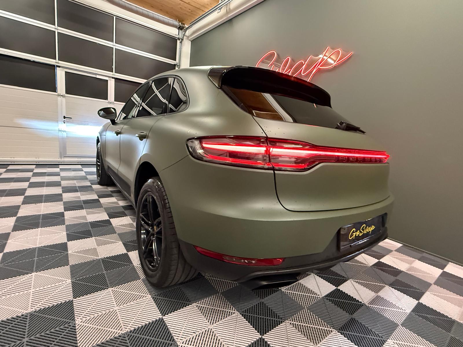 PORSCHE Macan PDK-showroom-element-3