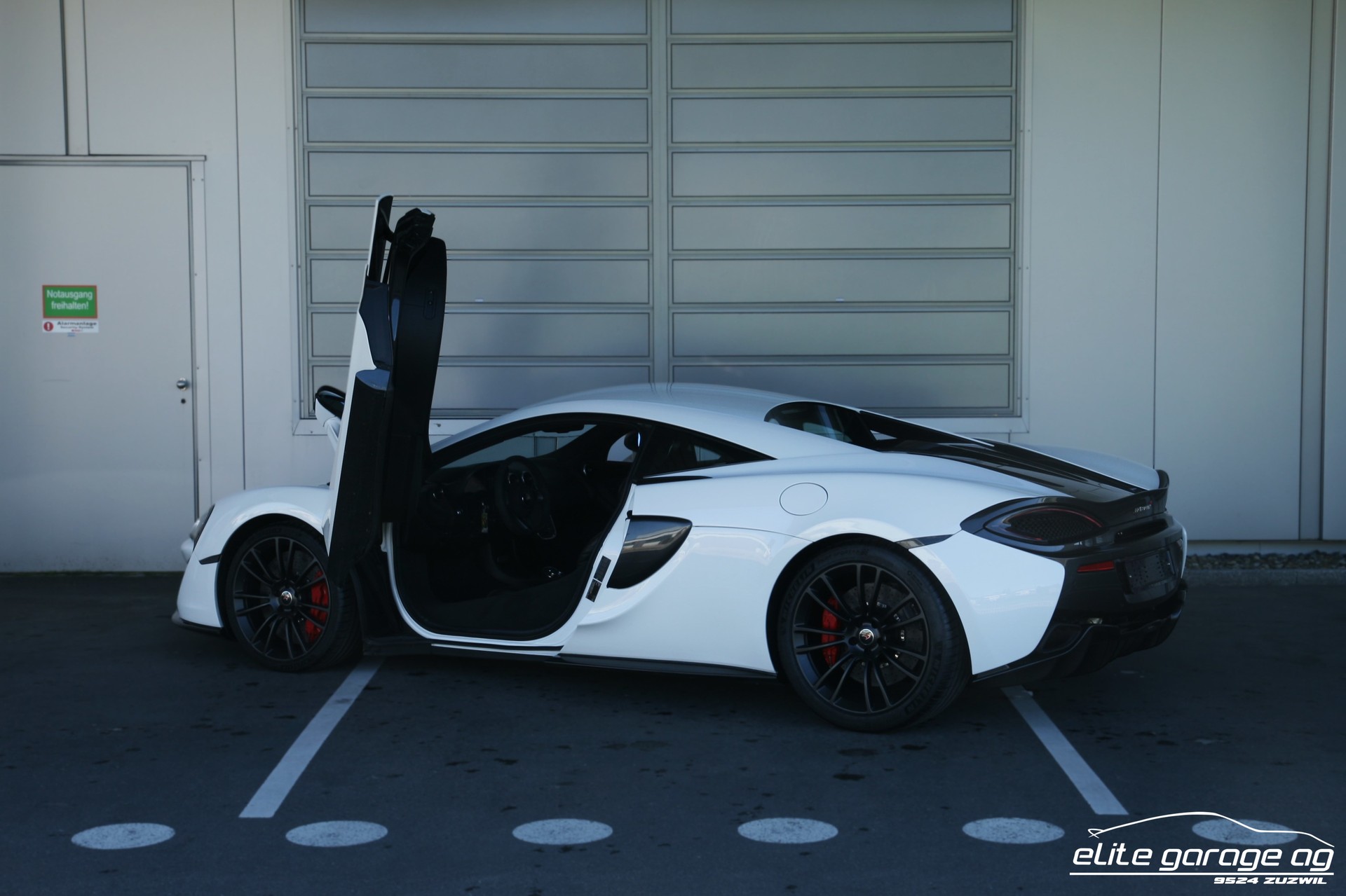 McLAREN 570S Coupé 3.8 V8 SSG-image-2